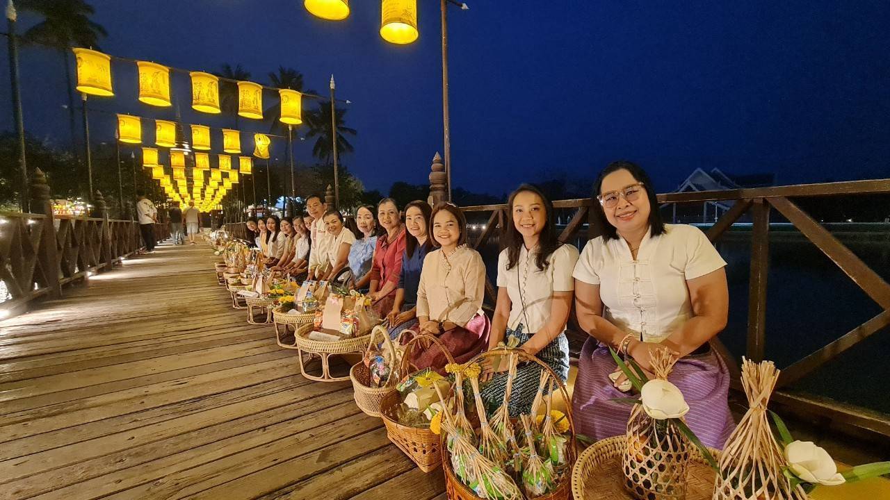 พัฒนาชุมชนสุโขทัยร่วมกิจกรรม “ใส่บาตร ใส่ใจ ใส่ผ้าไทย ไปออมบุญ”เพื่อเป็นสิริมงคลและสร้างขวัญกำลังใจในการทำงาน