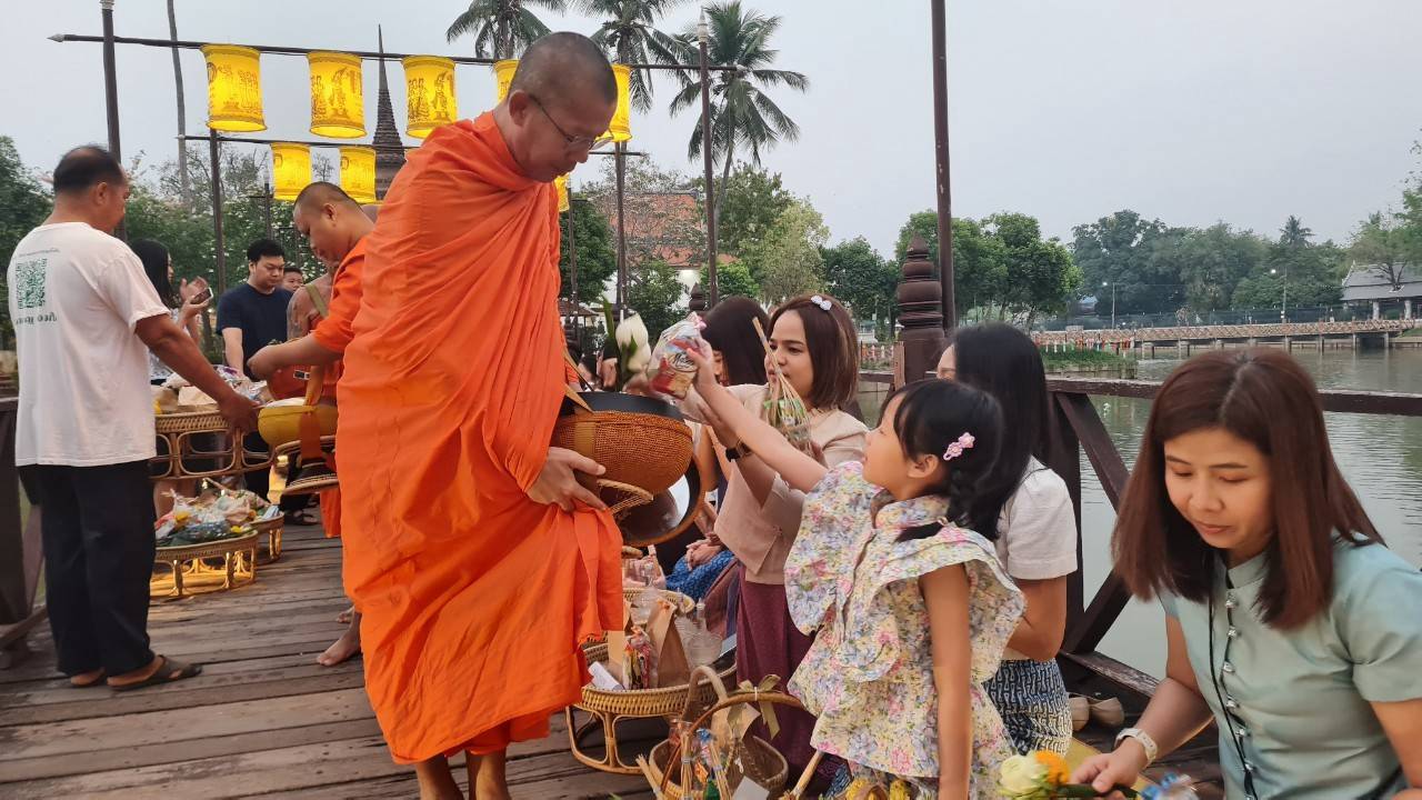 พัฒนาชุมชนสุโขทัยร่วมกิจกรรม “ใส่บาตร ใส่ใจ ใส่ผ้าไทย ไปออมบุญ”เพื่อเป็นสิริมงคลและสร้างขวัญกำลังใจในการทำงาน