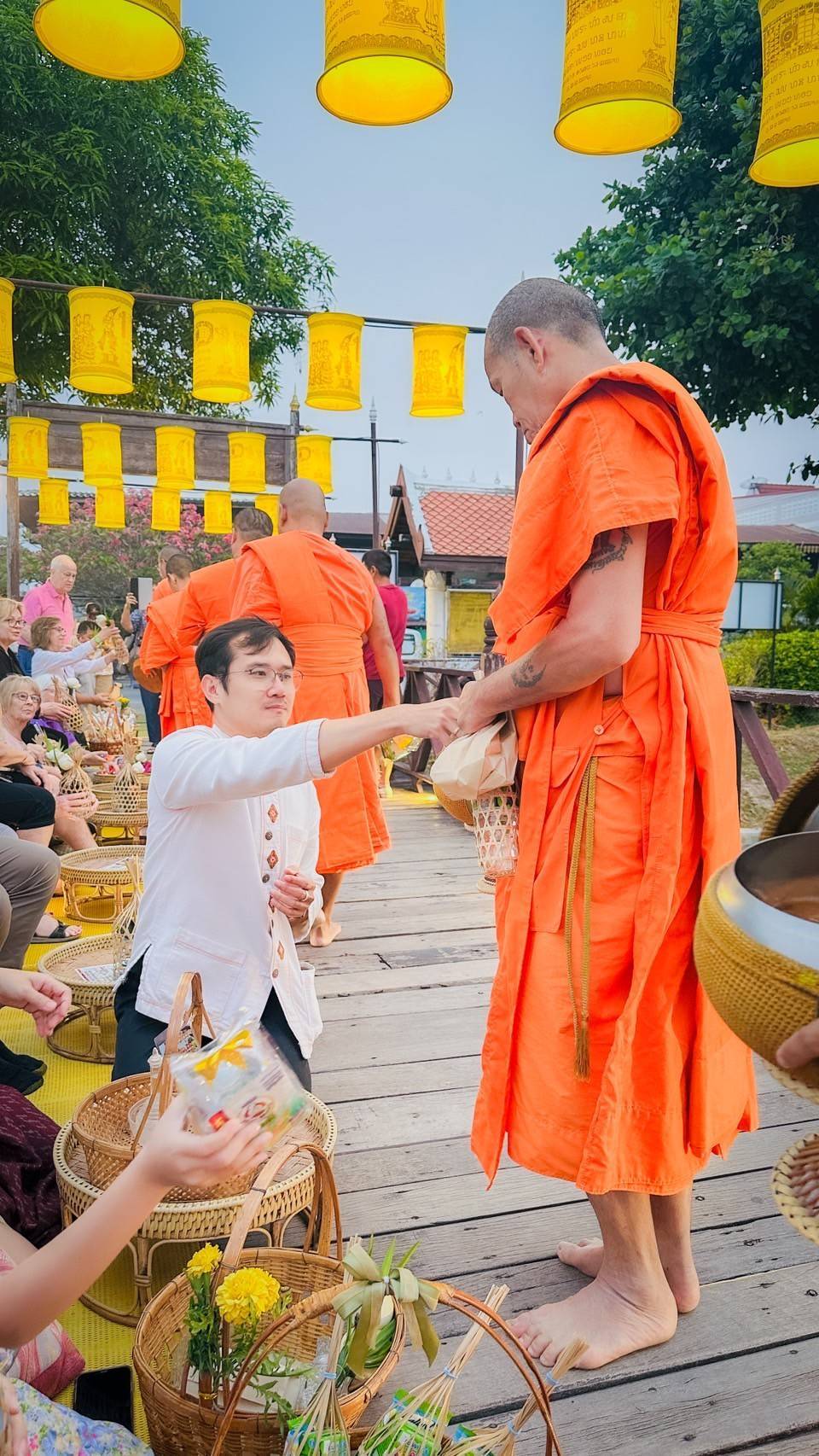 พัฒนาชุมชนสุโขทัยร่วมกิจกรรม “ใส่บาตร ใส่ใจ ใส่ผ้าไทย ไปออมบุญ”เพื่อเป็นสิริมงคลและสร้างขวัญกำลังใจในการทำงาน