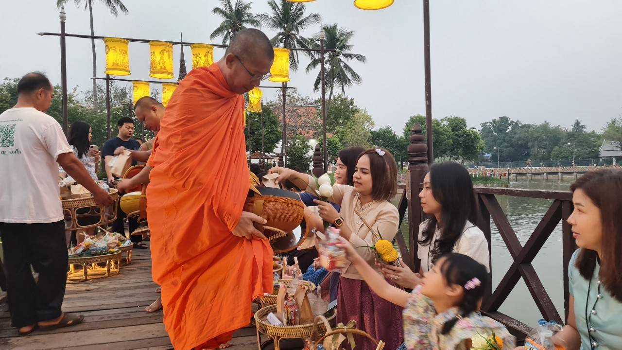 พัฒนาชุมชนสุโขทัยร่วมกิจกรรม “ใส่บาตร ใส่ใจ ใส่ผ้าไทย ไปออมบุญ”เพื่อเป็นสิริมงคลและสร้างขวัญกำลังใจในการทำงาน