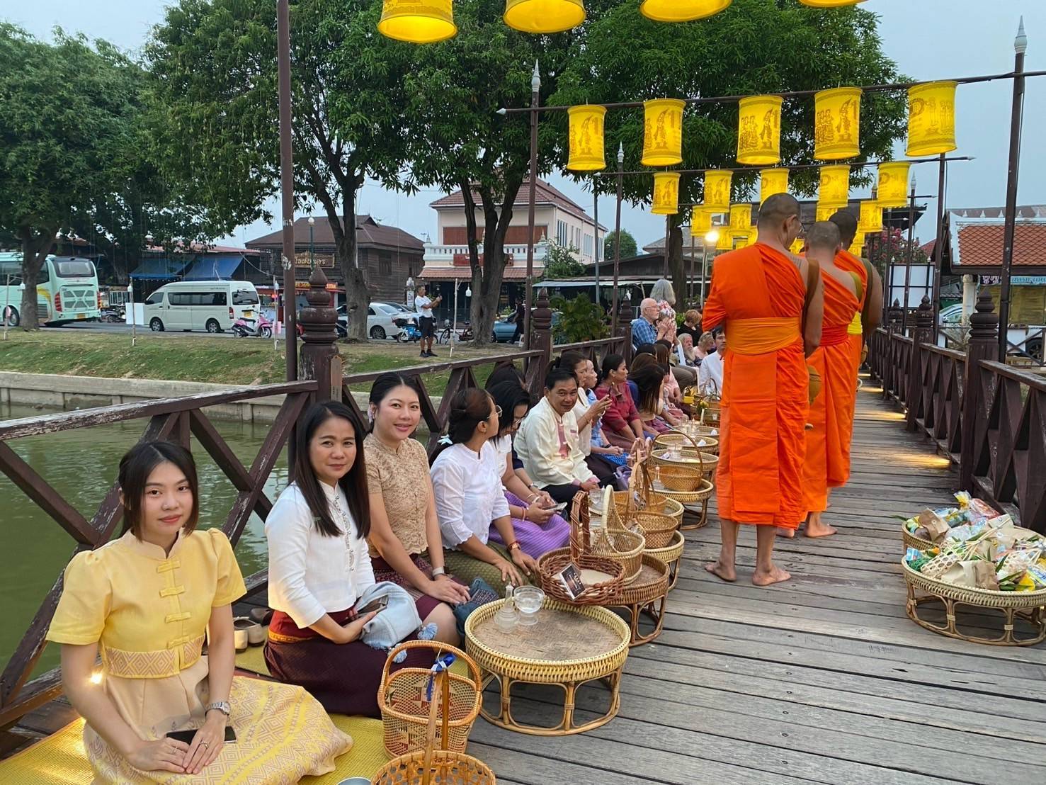 พัฒนาชุมชนสุโขทัยร่วมกิจกรรม “ใส่บาตร ใส่ใจ ใส่ผ้าไทย ไปออมบุญ”เพื่อเป็นสิริมงคลและสร้างขวัญกำลังใจในการทำงาน