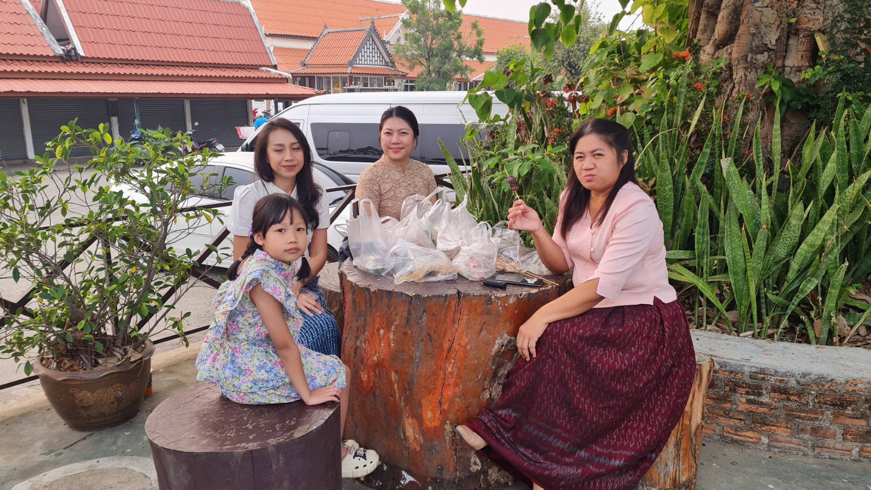 พัฒนาชุมชนสุโขทัยร่วมกิจกรรม “ใส่บาตร ใส่ใจ ใส่ผ้าไทย ไปออมบุญ”เพื่อเป็นสิริมงคลและสร้างขวัญกำลังใจในการทำงาน