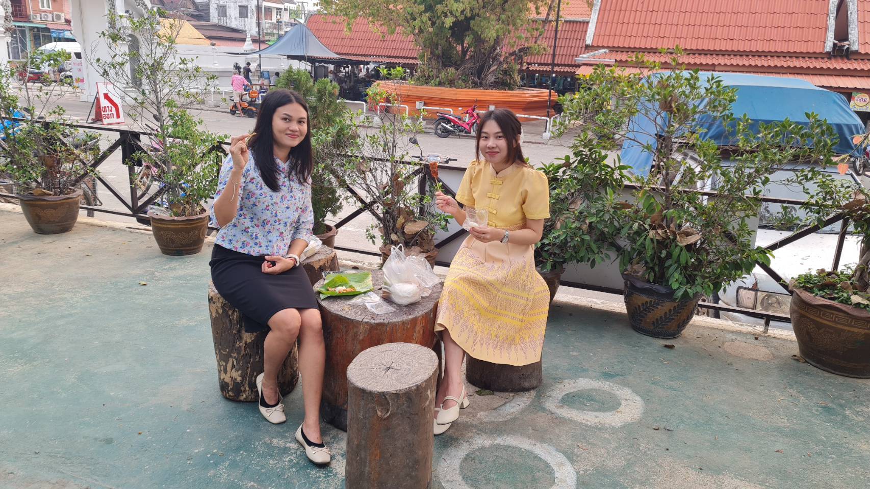 พัฒนาชุมชนสุโขทัยร่วมกิจกรรม “ใส่บาตร ใส่ใจ ใส่ผ้าไทย ไปออมบุญ”เพื่อเป็นสิริมงคลและสร้างขวัญกำลังใจในการทำงาน