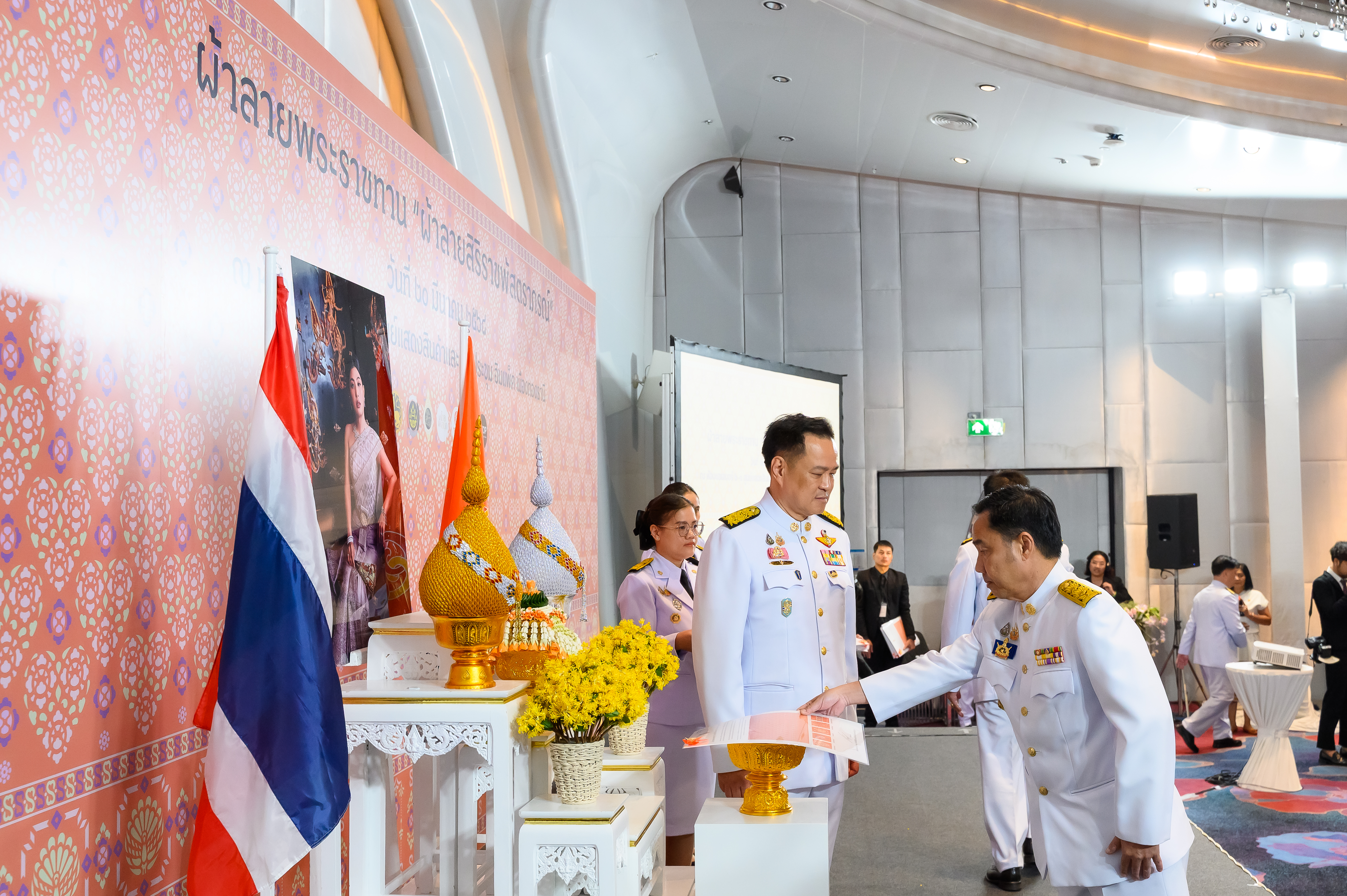 ผู้ว่าฯ สุโขทัย เข้ารับมอบลายผ้าพระราชทาน “ผ้าลายสิริราชพัสตราภรณ์” เพื่อเชิญไปมอบแก่ช่างทอผ้าและช่างหัตถกรรมจังหวัดสุโขทัย