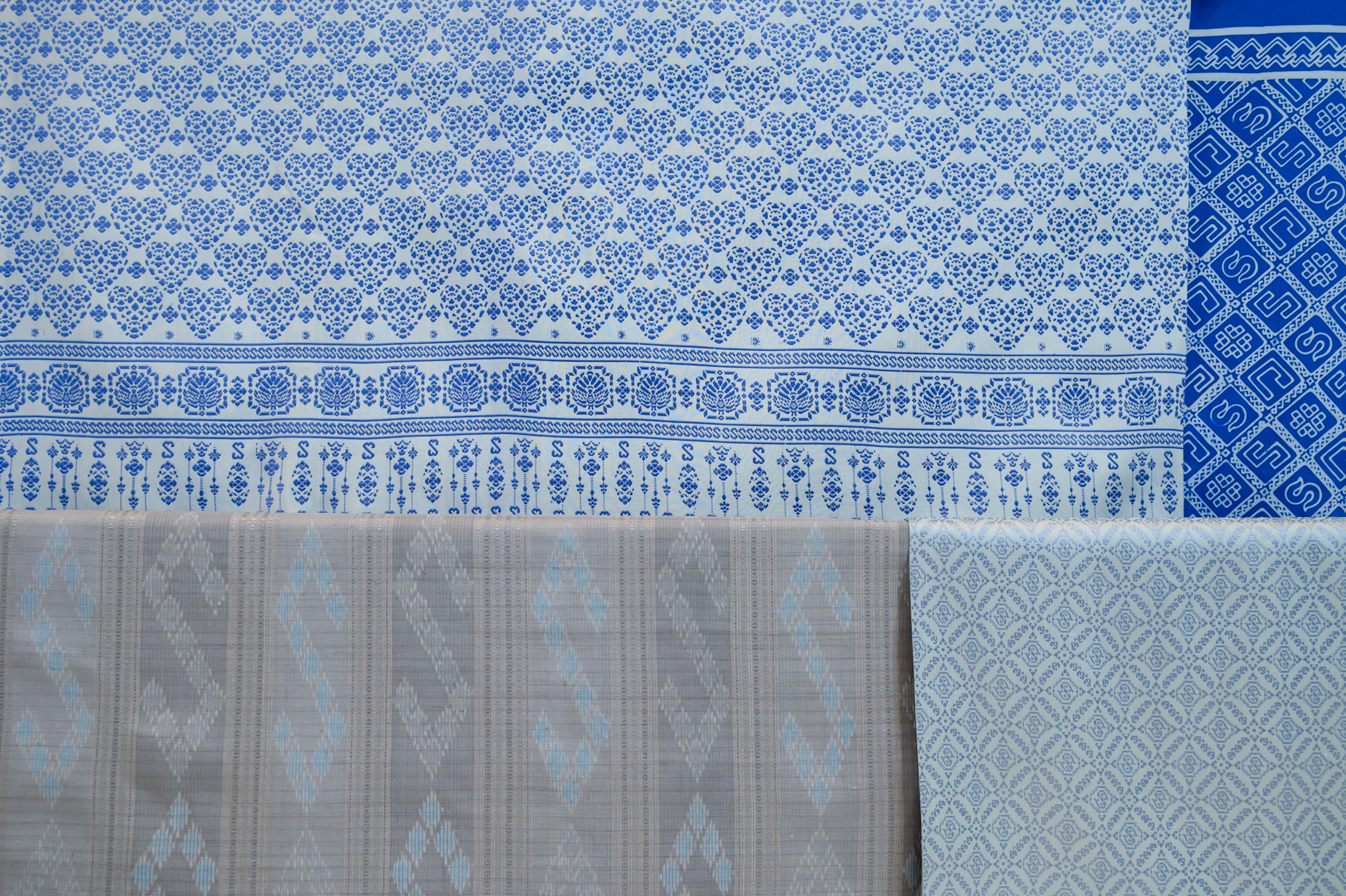 ผู้ว่าฯ สุโขทัย เข้ารับมอบลายผ้าพระราชทาน “ผ้าลายสิริราชพัสตราภรณ์” เพื่อเชิญไปมอบแก่ช่างทอผ้าและช่างหัตถกรรมจังหวัดสุโขทัย