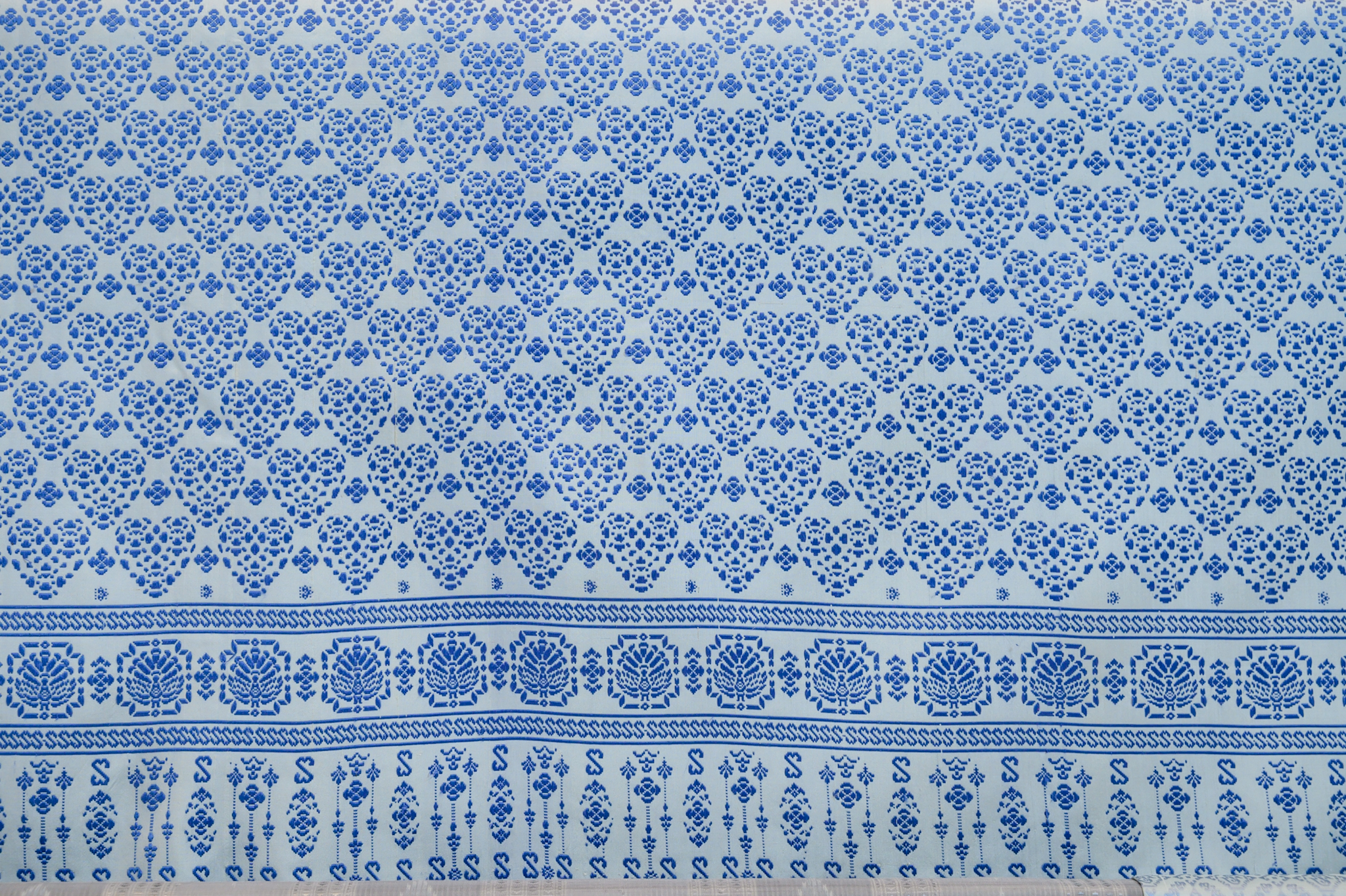 ผู้ว่าฯ สุโขทัย เข้ารับมอบลายผ้าพระราชทาน “ผ้าลายสิริราชพัสตราภรณ์” เพื่อเชิญไปมอบแก่ช่างทอผ้าและช่างหัตถกรรมจังหวัดสุโขทัย