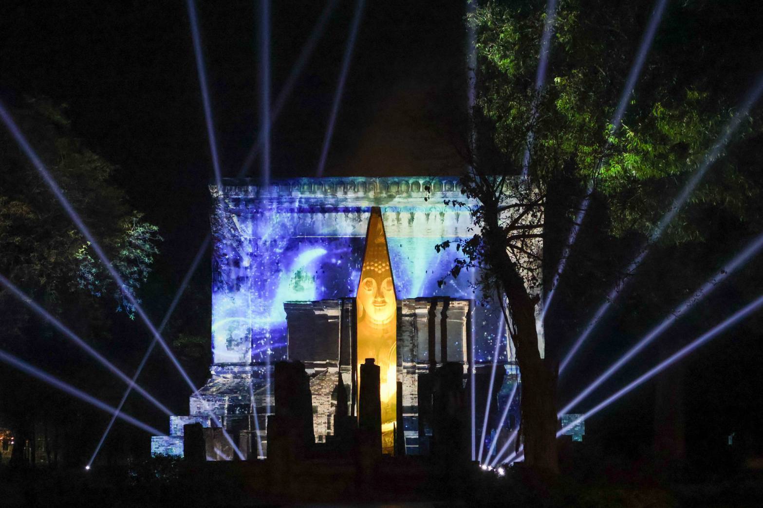 พัฒนาชุมชนสุโขทัย ร่วมชมการแสดง ศรีชุม เส้นแสงแห่งแรงศรัทธา : Sri Chum Enlightening Faith