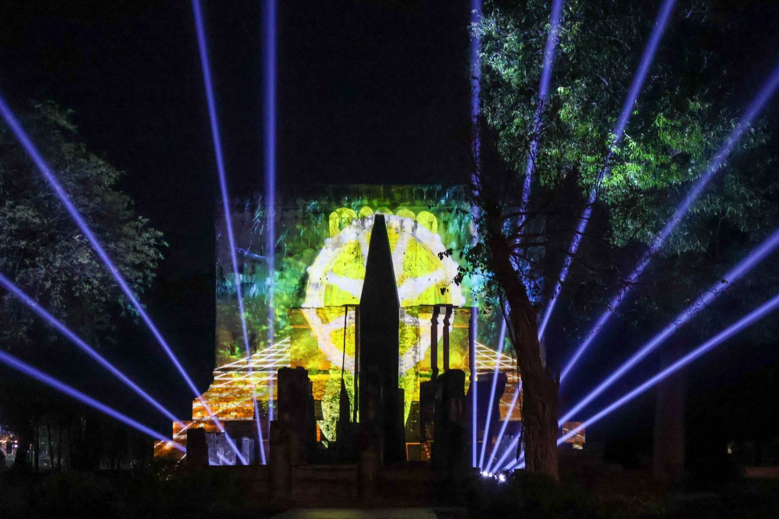 พัฒนาชุมชนสุโขทัย ร่วมชมการแสดง ศรีชุม เส้นแสงแห่งแรงศรัทธา : Sri Chum Enlightening Faith