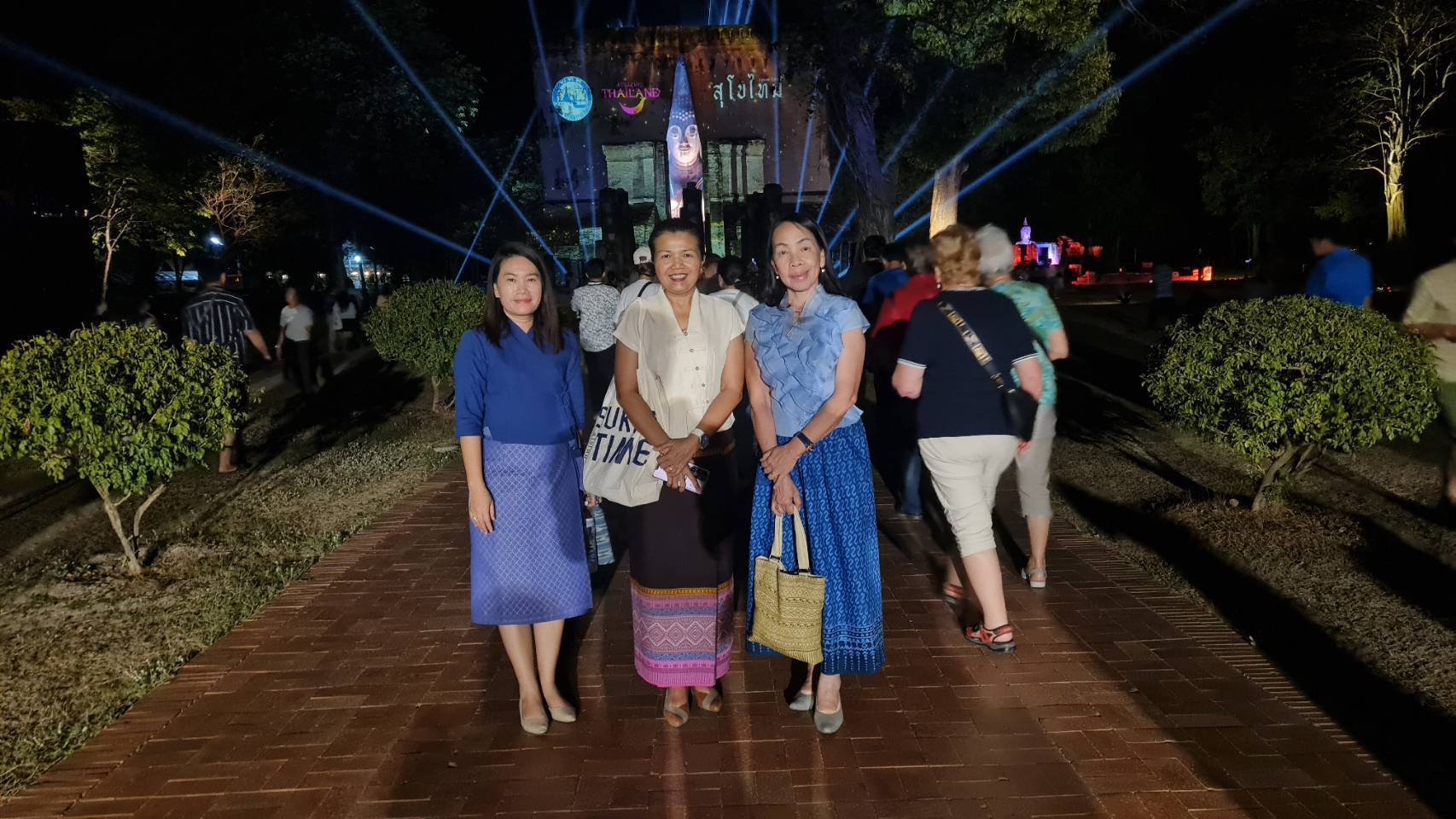 พัฒนาชุมชนสุโขทัย ร่วมชมการแสดง ศรีชุม เส้นแสงแห่งแรงศรัทธา : Sri Chum Enlightening Faith