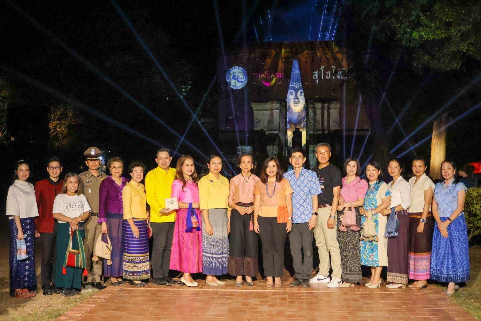 พัฒนาชุมชนสุโขทัย ร่วมชมการแสดง ศรีชุม เส้นแสงแห่งแรงศรัทธา : Sri Chum Enlightening Faith