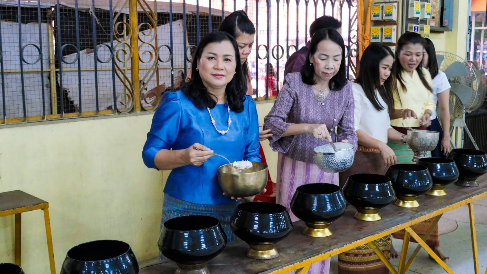 พัฒนาชุมชนสุโขทัยจัดกิจกรรม “ใส่บาตร ใส่ใจ ใส่ผ้าไทย ไปออมบุญ”