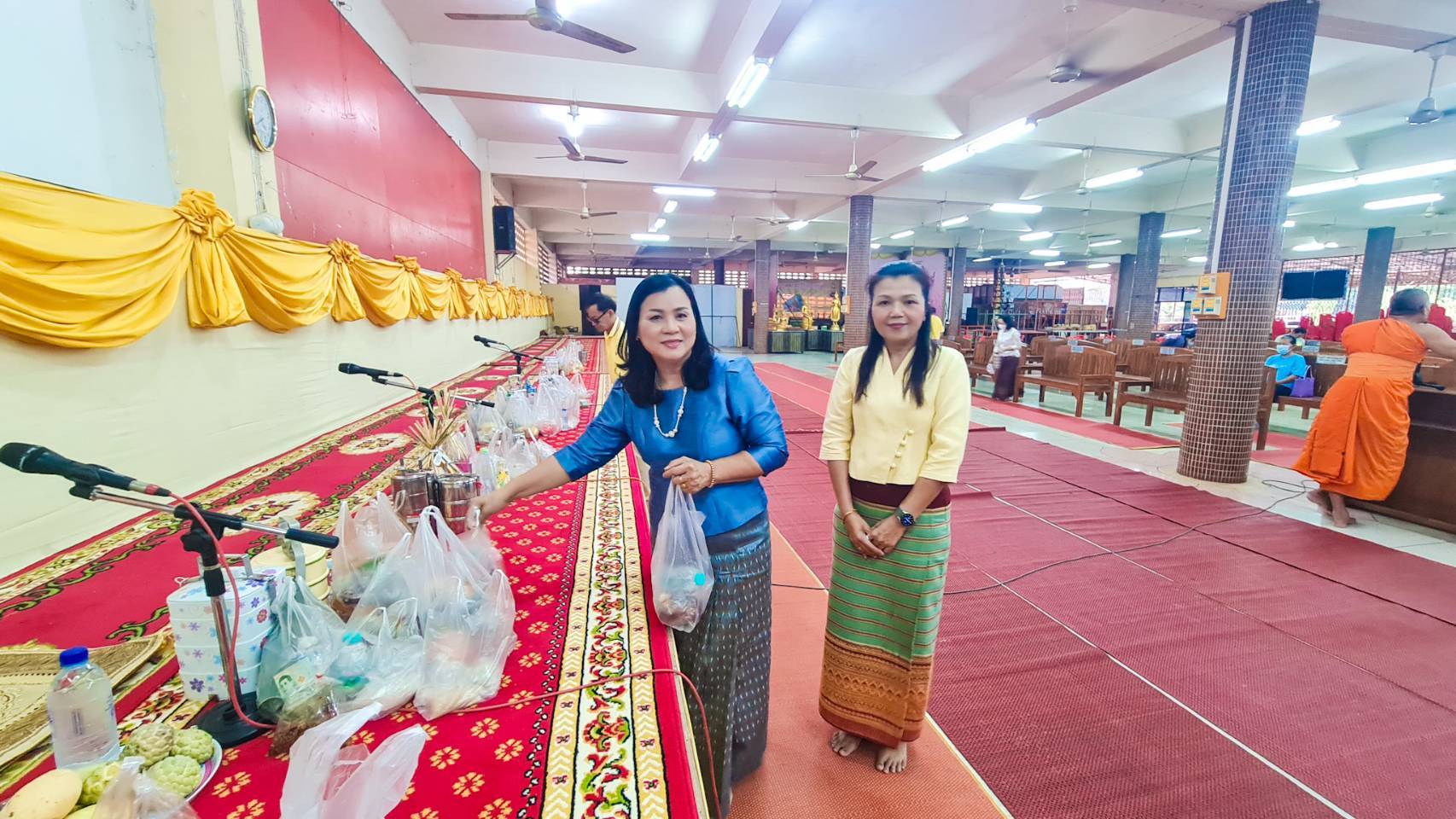 พัฒนาชุมชนสุโขทัยจัดกิจกรรม “ใส่บาตร ใส่ใจ ใส่ผ้าไทย ไปออมบุญ”