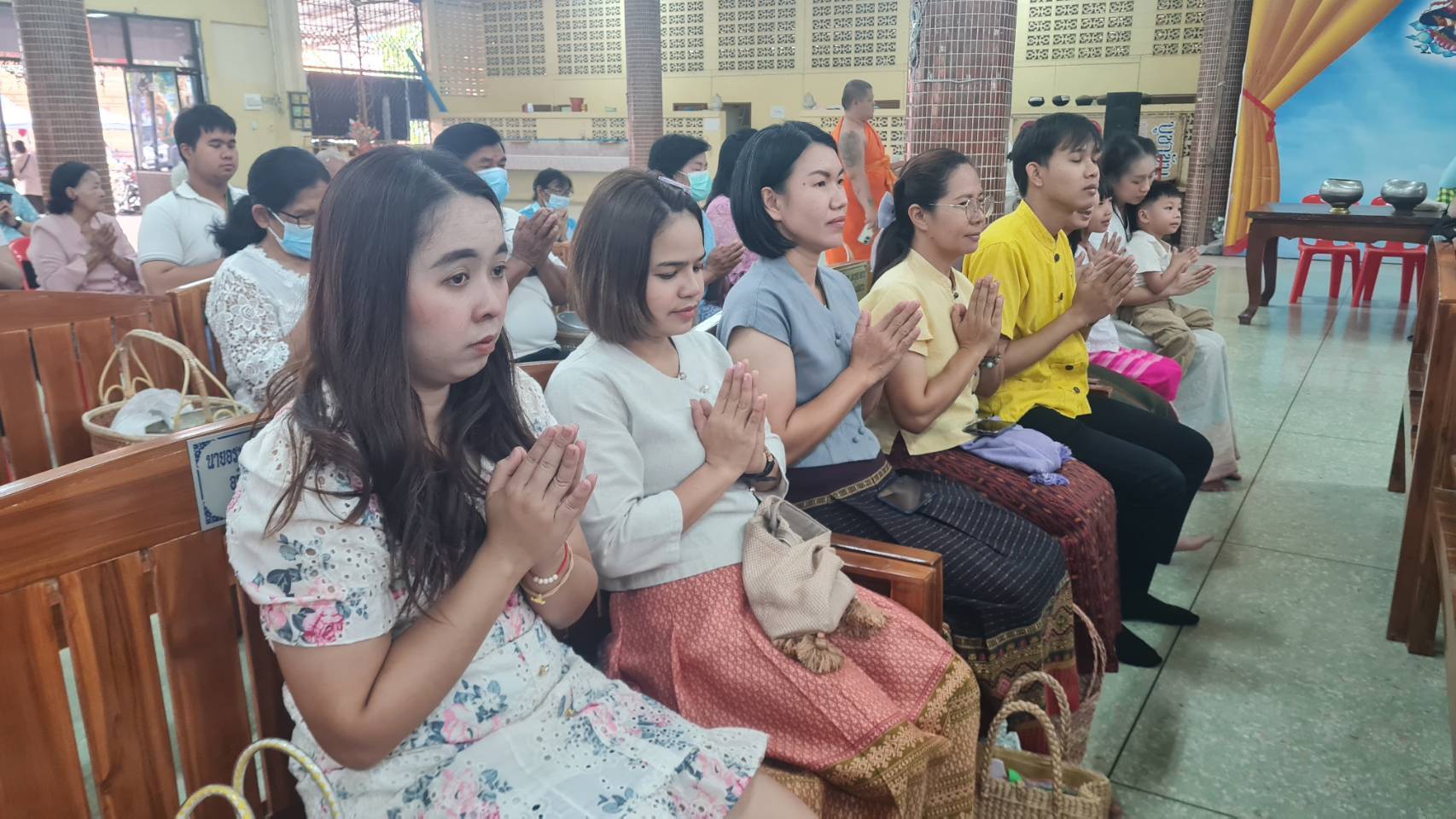 พัฒนาชุมชนสุโขทัยจัดกิจกรรม “ใส่บาตร ใส่ใจ ใส่ผ้าไทย ไปออมบุญ”