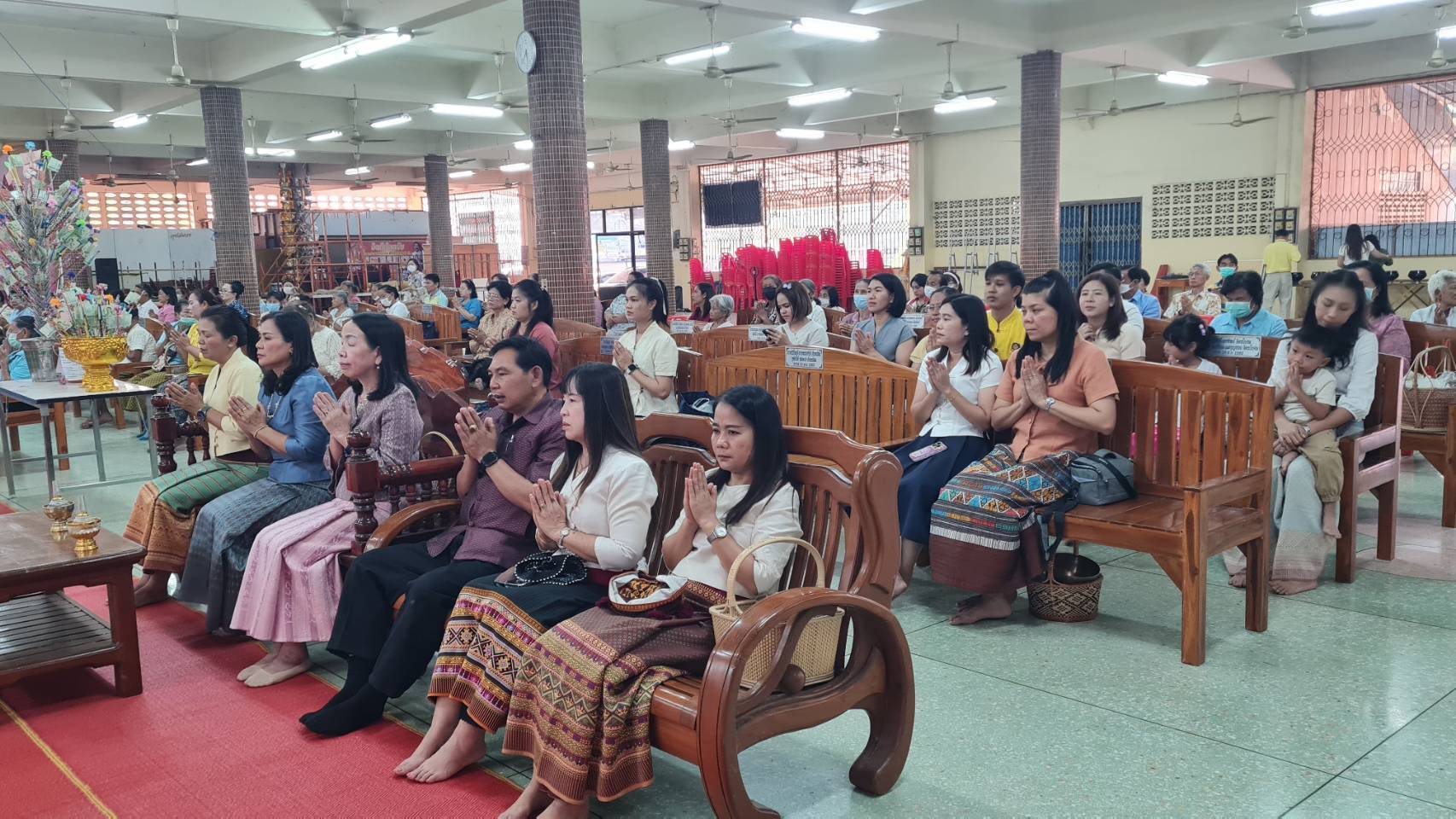 พัฒนาชุมชนสุโขทัยจัดกิจกรรม “ใส่บาตร ใส่ใจ ใส่ผ้าไทย ไปออมบุญ”