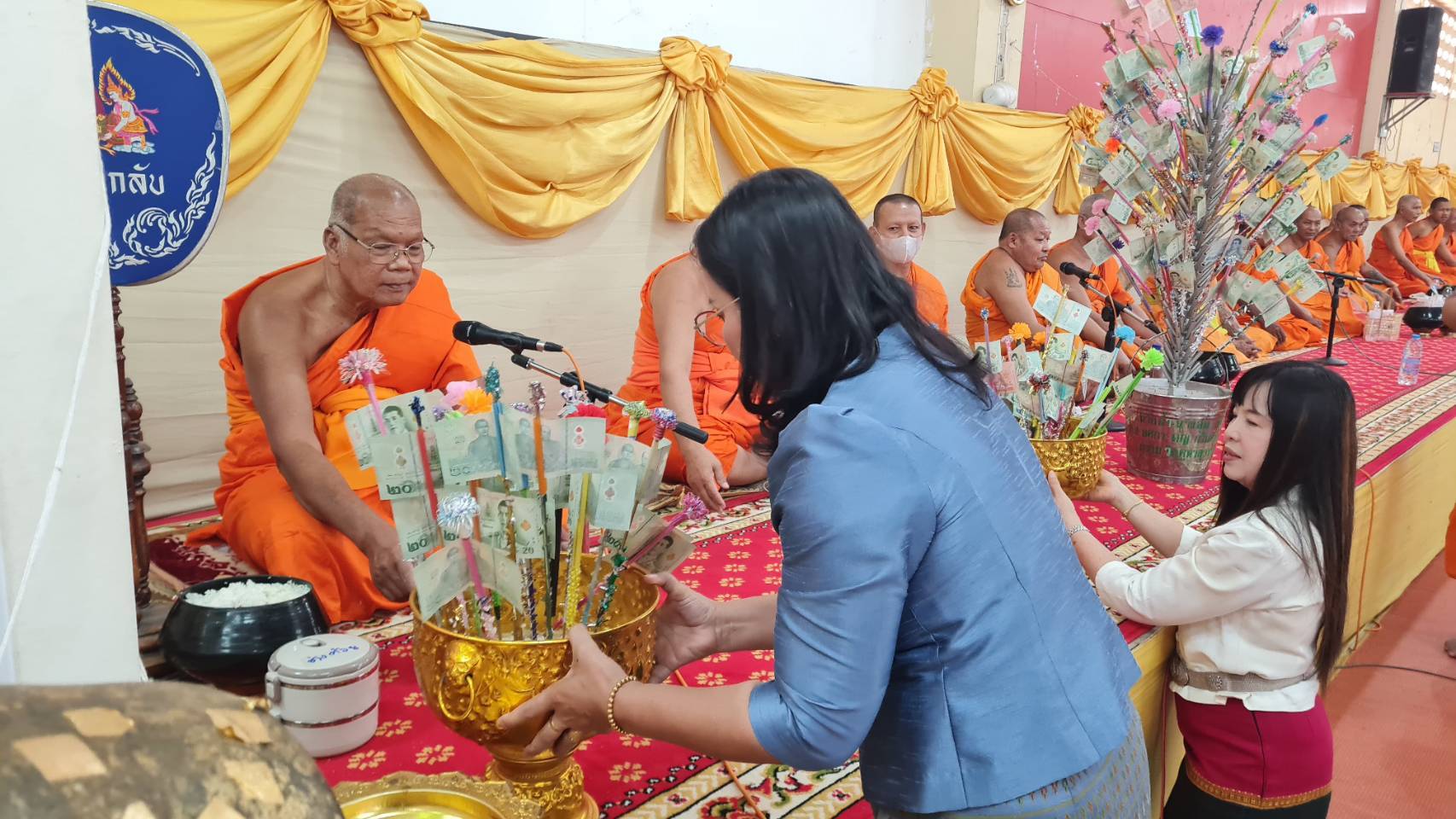 พัฒนาชุมชนสุโขทัยจัดกิจกรรม “ใส่บาตร ใส่ใจ ใส่ผ้าไทย ไปออมบุญ”