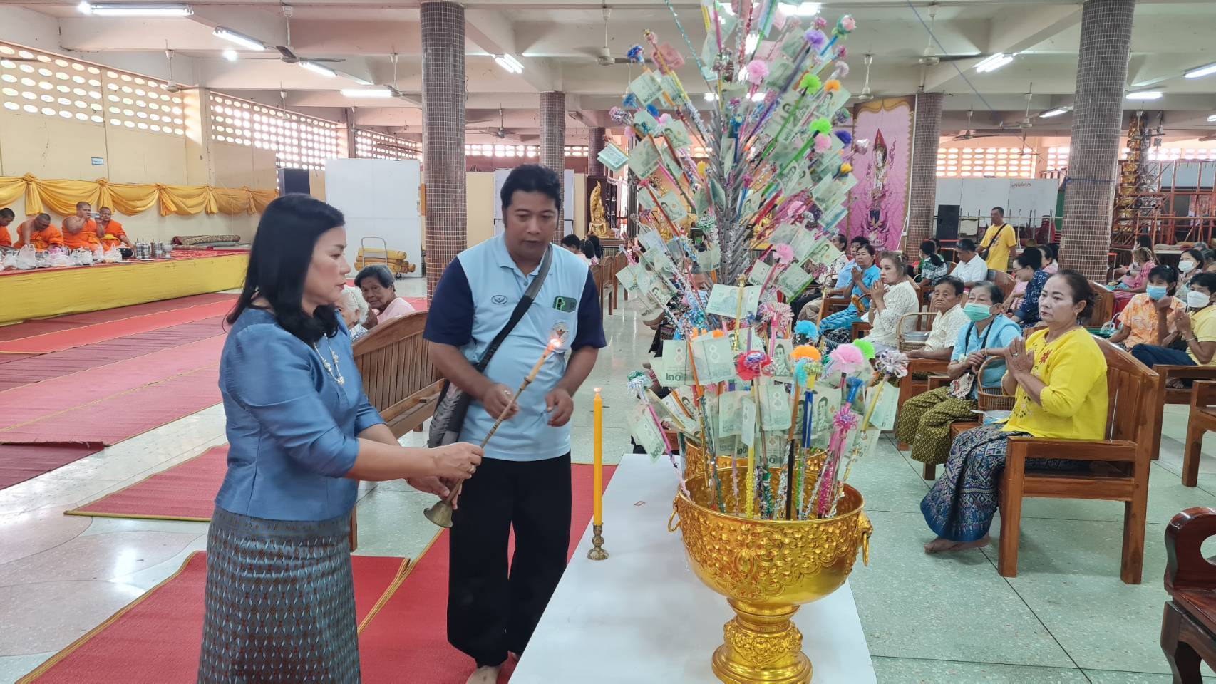 พัฒนาชุมชนสุโขทัยจัดกิจกรรม “ใส่บาตร ใส่ใจ ใส่ผ้าไทย ไปออมบุญ”