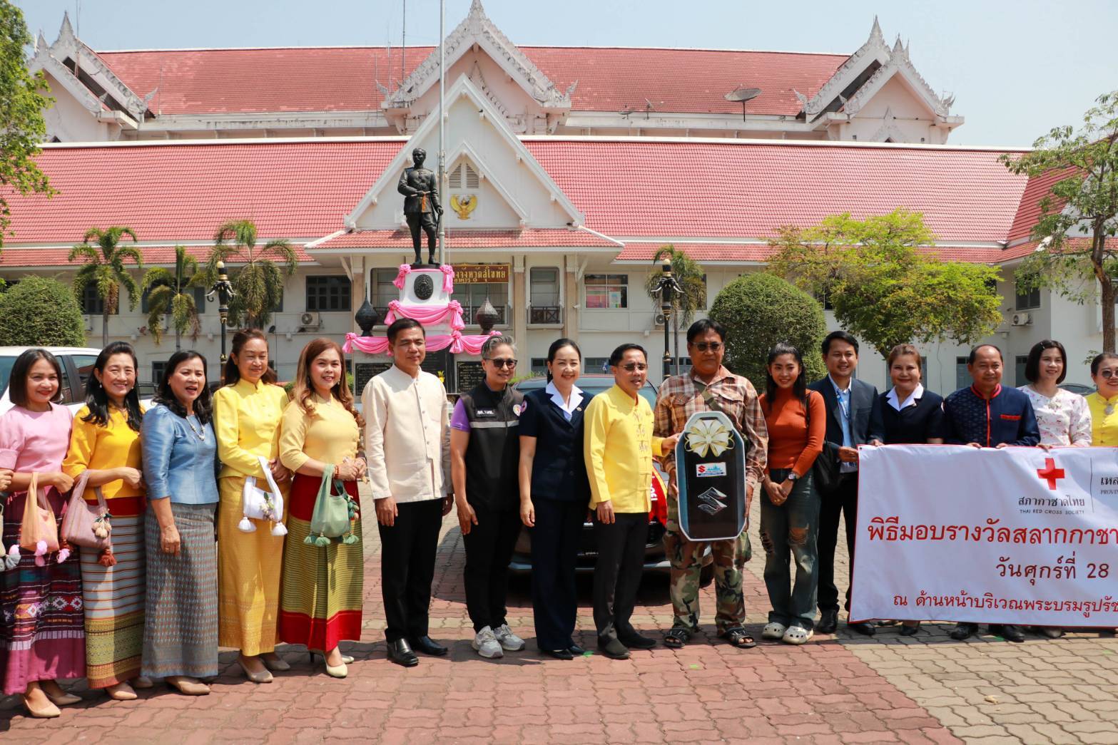 จังหวัดสุโขทัยมอบรางวัลสลากกาชาดการกุศล งานสักการะพระแม่ย่าจังหวัดสุโขทัย ประจำปี 2568