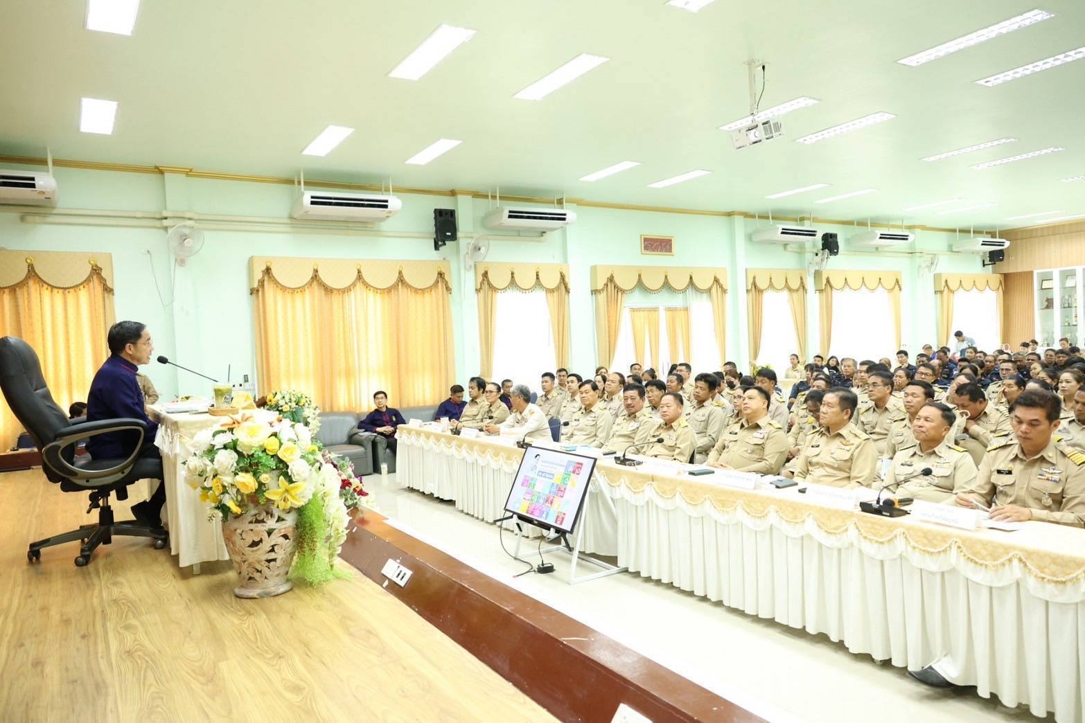 ผู้ว่าราชการจังหวัดสุโขทัยลงพื้นที่มอบแนวทางการดำเนินงานในอำเภอทุ่งเสลี่ยม