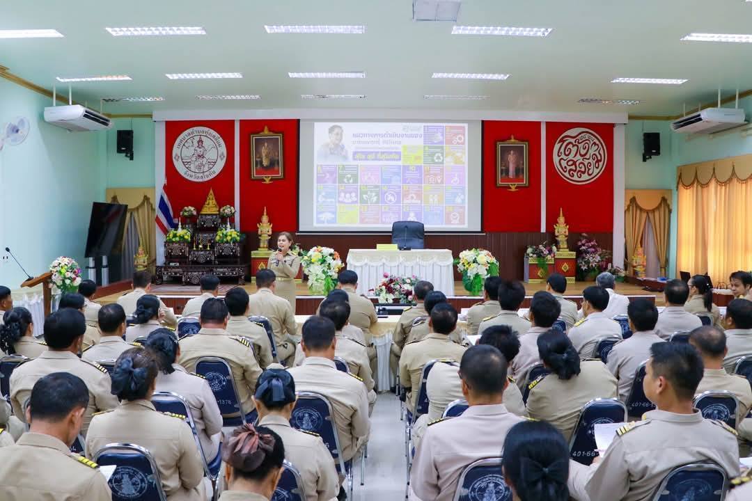 ผู้ว่าราชการจังหวัดสุโขทัยลงพื้นที่มอบแนวทางการดำเนินงานในอำเภอทุ่งเสลี่ยม