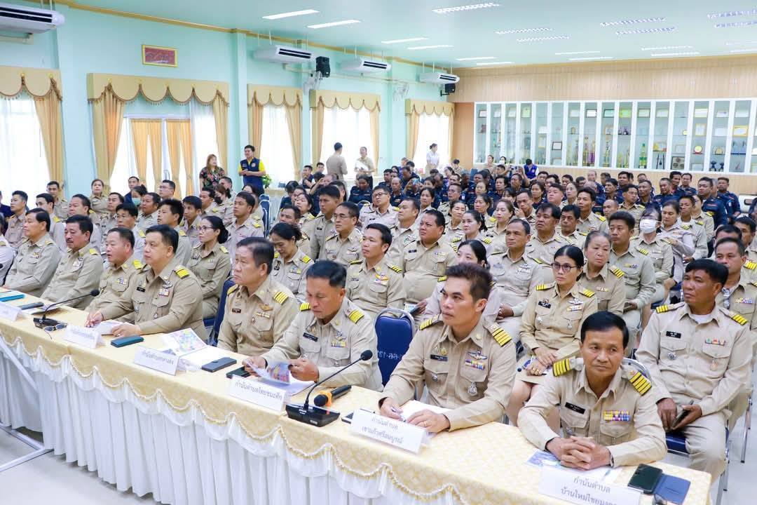 ผู้ว่าราชการจังหวัดสุโขทัยลงพื้นที่มอบแนวทางการดำเนินงานในอำเภอทุ่งเสลี่ยม