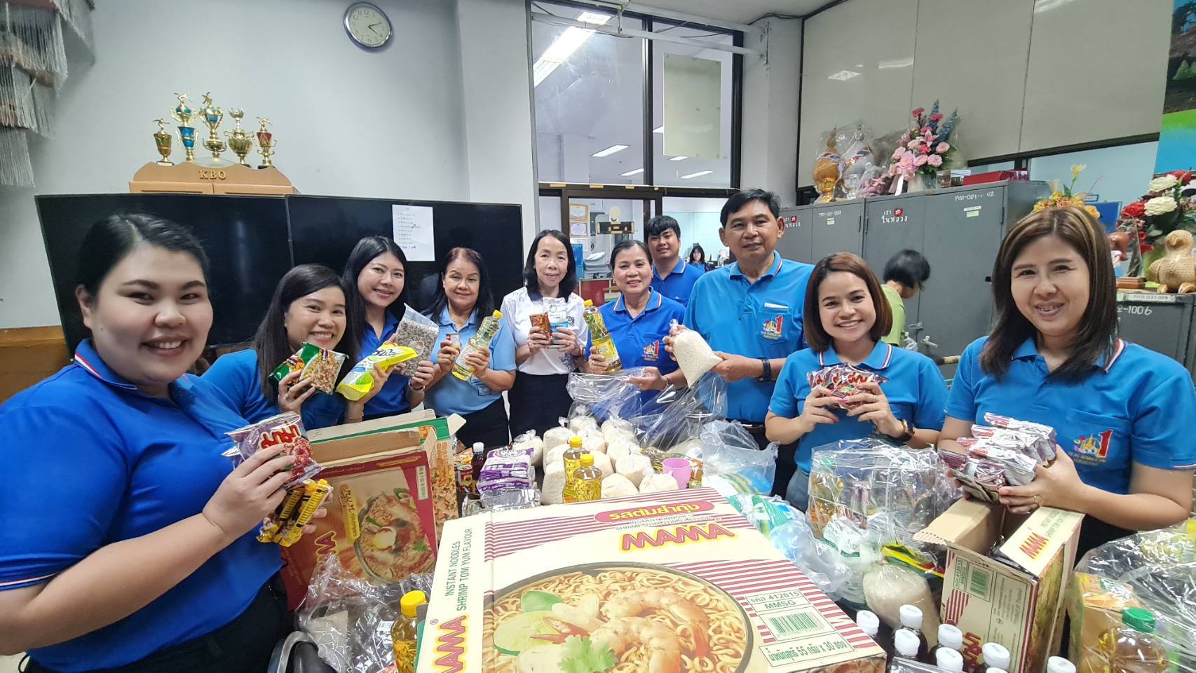พัฒนาชุมชนสุโขทัยร่วมกันบรรจุ “ถุงยังชีพปันสุข สร้างรอยยิ้มให้ชุมชน”😃