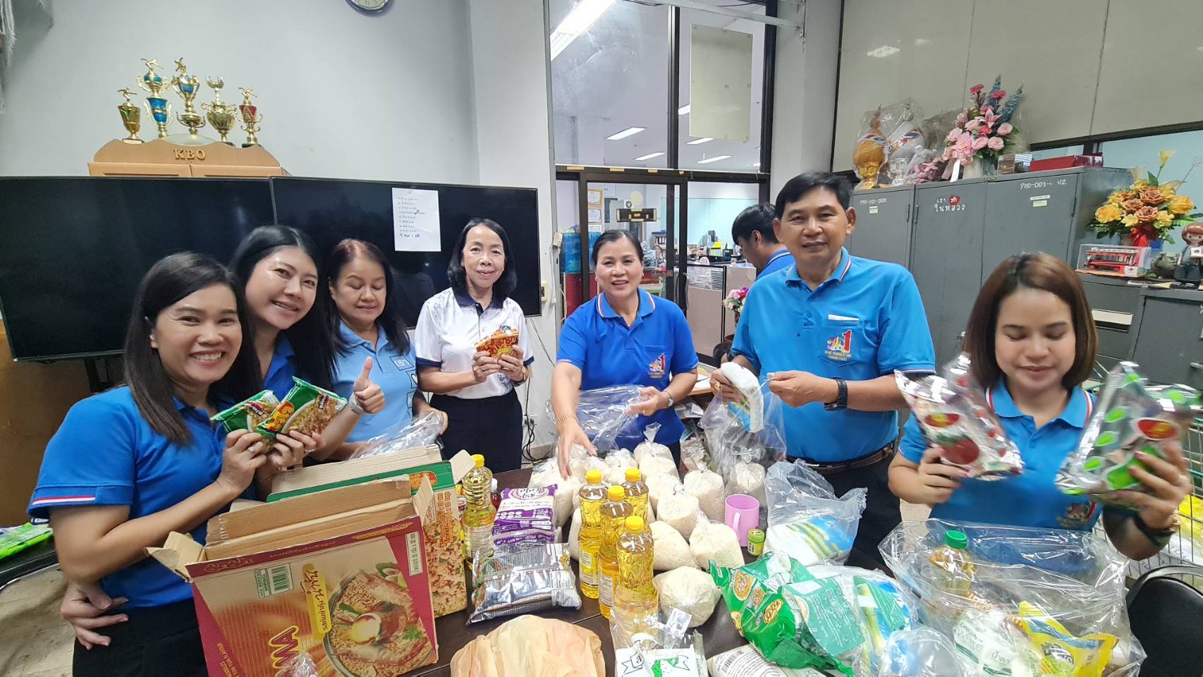 พัฒนาชุมชนสุโขทัยร่วมกันบรรจุ “ถุงยังชีพปันสุข สร้างรอยยิ้มให้ชุมชน”😃