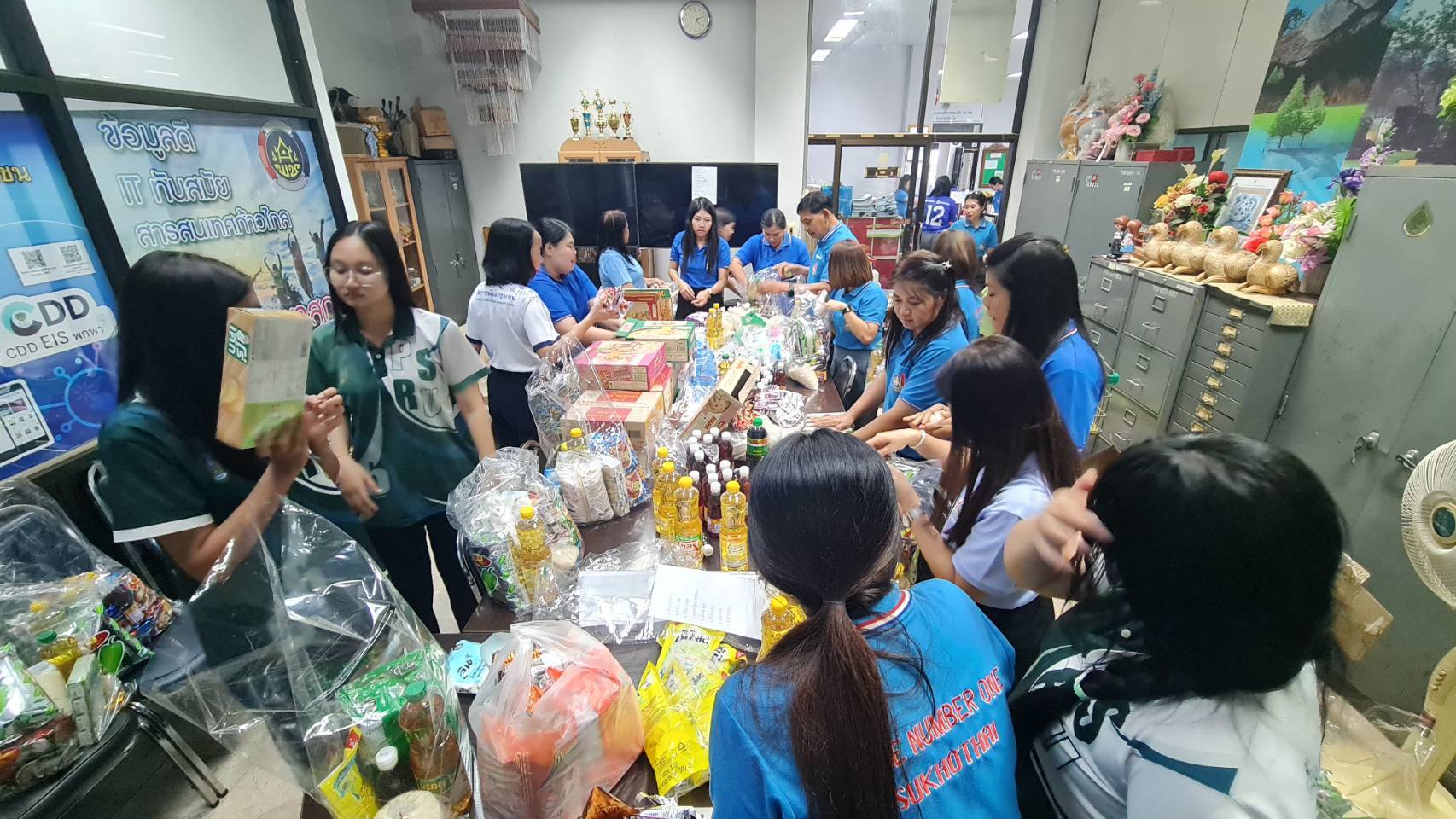พัฒนาชุมชนสุโขทัยร่วมกันบรรจุ “ถุงยังชีพปันสุข สร้างรอยยิ้มให้ชุมชน”😃