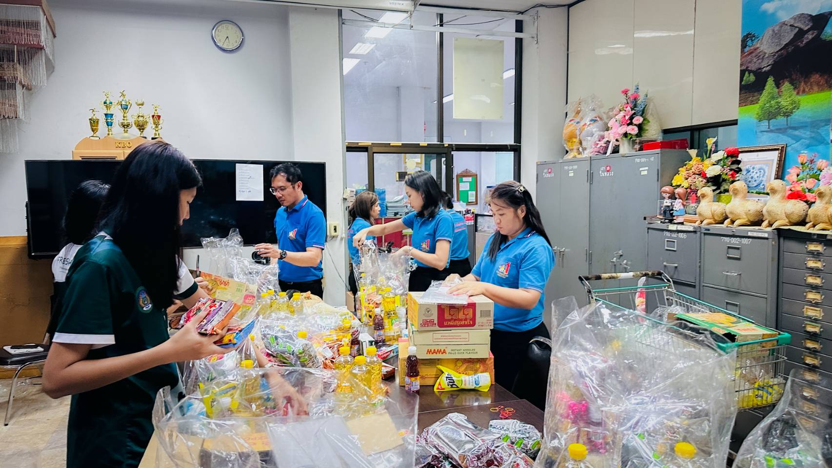 พัฒนาชุมชนสุโขทัยร่วมกันบรรจุ “ถุงยังชีพปันสุข สร้างรอยยิ้มให้ชุมชน”😃