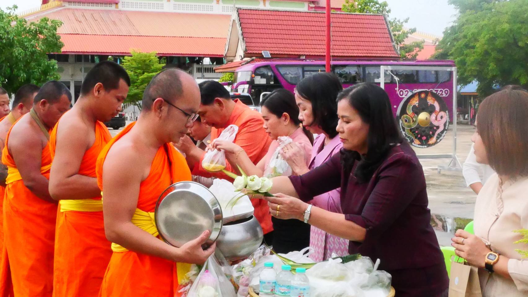 พัฒนาชุมชนสุโขทัยร่วมกิจกรรม “ใส่บาตร ใส่ใจ ใส่ผ้าไทย ไปออมบุญ”เพื่อเป็นสิริมงคลและสร้างขวัญกำลังใจในการทำงาน