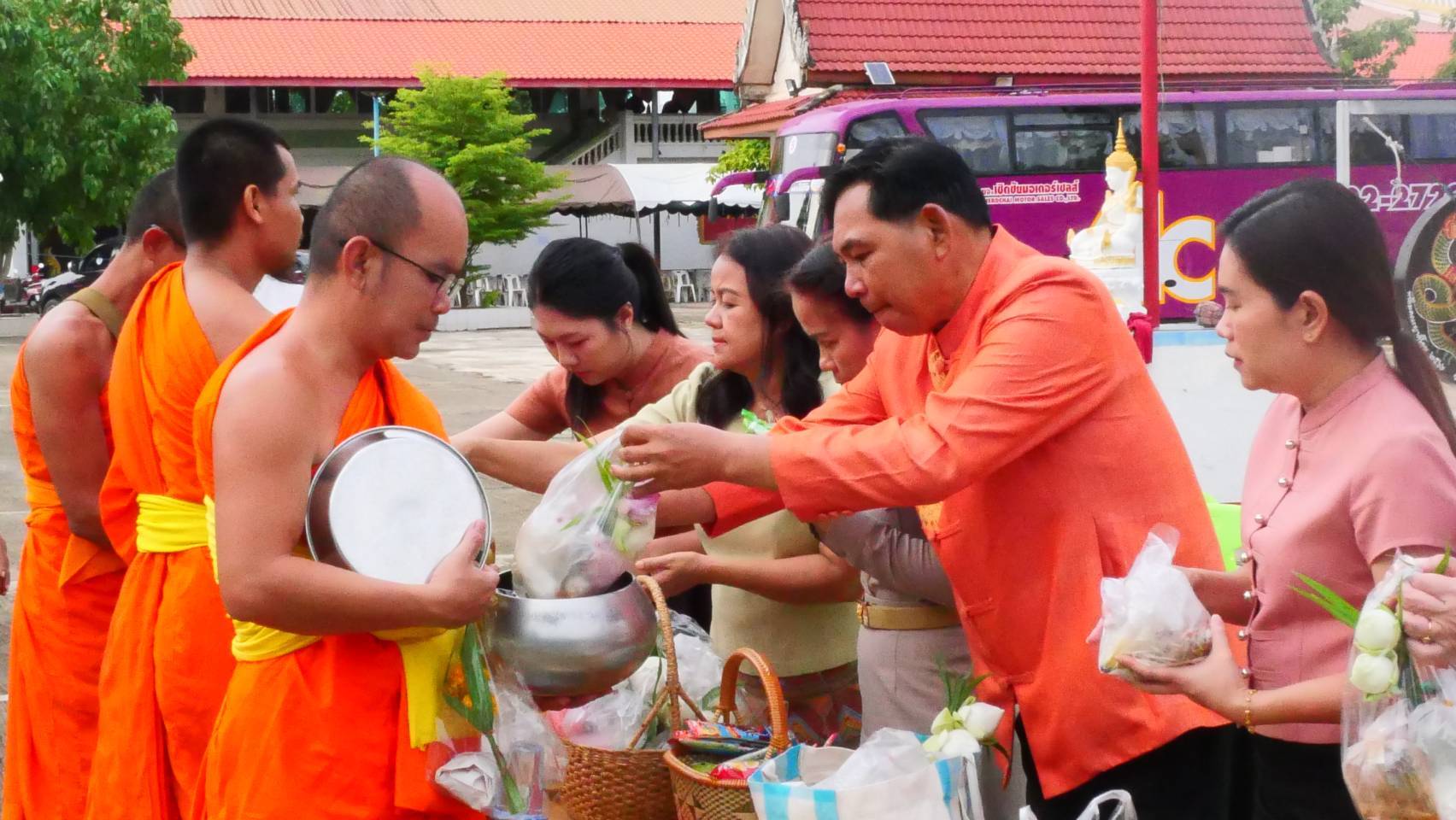 พัฒนาชุมชนสุโขทัยร่วมกิจกรรม “ใส่บาตร ใส่ใจ ใส่ผ้าไทย ไปออมบุญ”เพื่อเป็นสิริมงคลและสร้างขวัญกำลังใจในการทำงาน