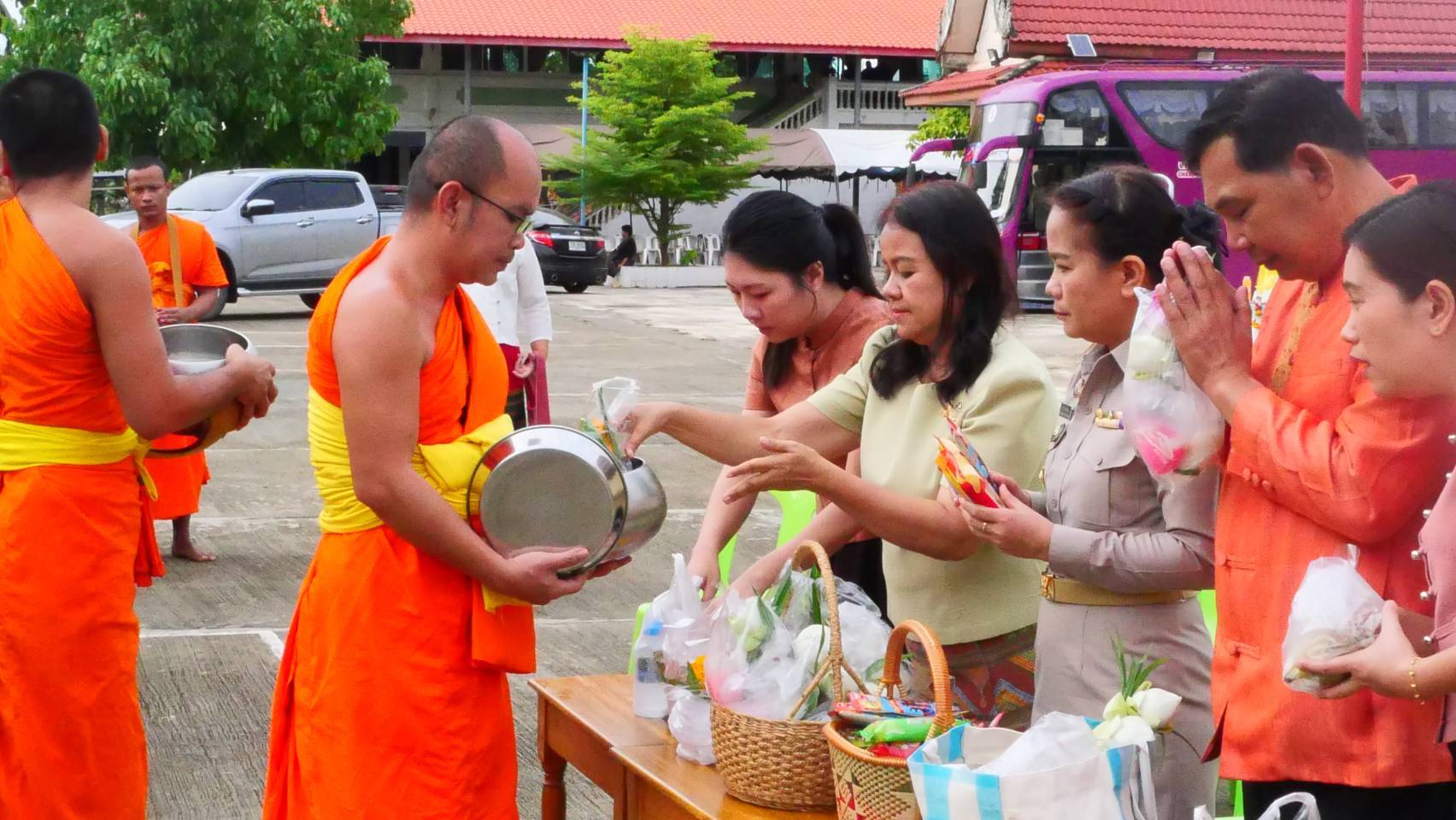 พัฒนาชุมชนสุโขทัยร่วมกิจกรรม “ใส่บาตร ใส่ใจ ใส่ผ้าไทย ไปออมบุญ”เพื่อเป็นสิริมงคลและสร้างขวัญกำลังใจในการทำงาน