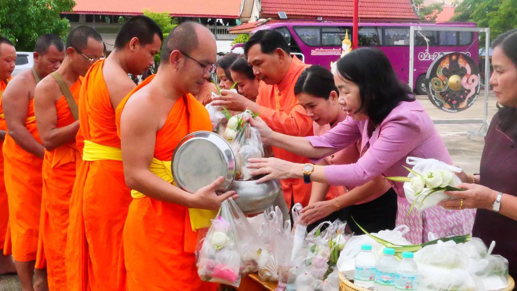พัฒนาชุมชนสุโขทัยร่วมกิจกรรม “ใส่บาตร ใส่ใจ ใส่ผ้าไทย ไปออมบุญ”เพื่อเป็นสิริมงคลและสร้างขวัญกำลังใจในการทำงาน