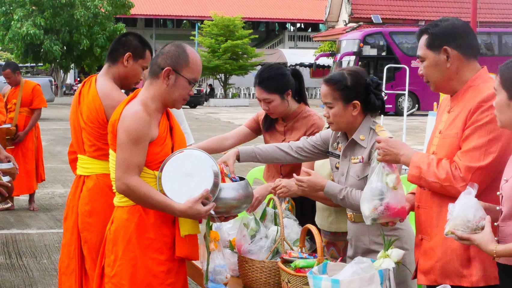 พัฒนาชุมชนสุโขทัยร่วมกิจกรรม “ใส่บาตร ใส่ใจ ใส่ผ้าไทย ไปออมบุญ”เพื่อเป็นสิริมงคลและสร้างขวัญกำลังใจในการทำงาน