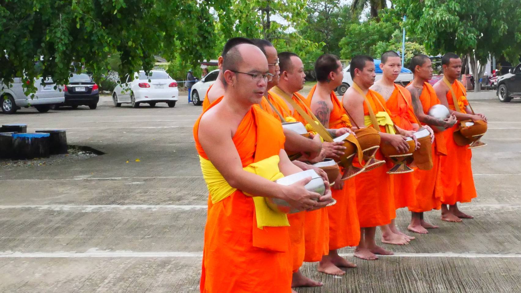 พัฒนาชุมชนสุโขทัยร่วมกิจกรรม “ใส่บาตร ใส่ใจ ใส่ผ้าไทย ไปออมบุญ”เพื่อเป็นสิริมงคลและสร้างขวัญกำลังใจในการทำงาน