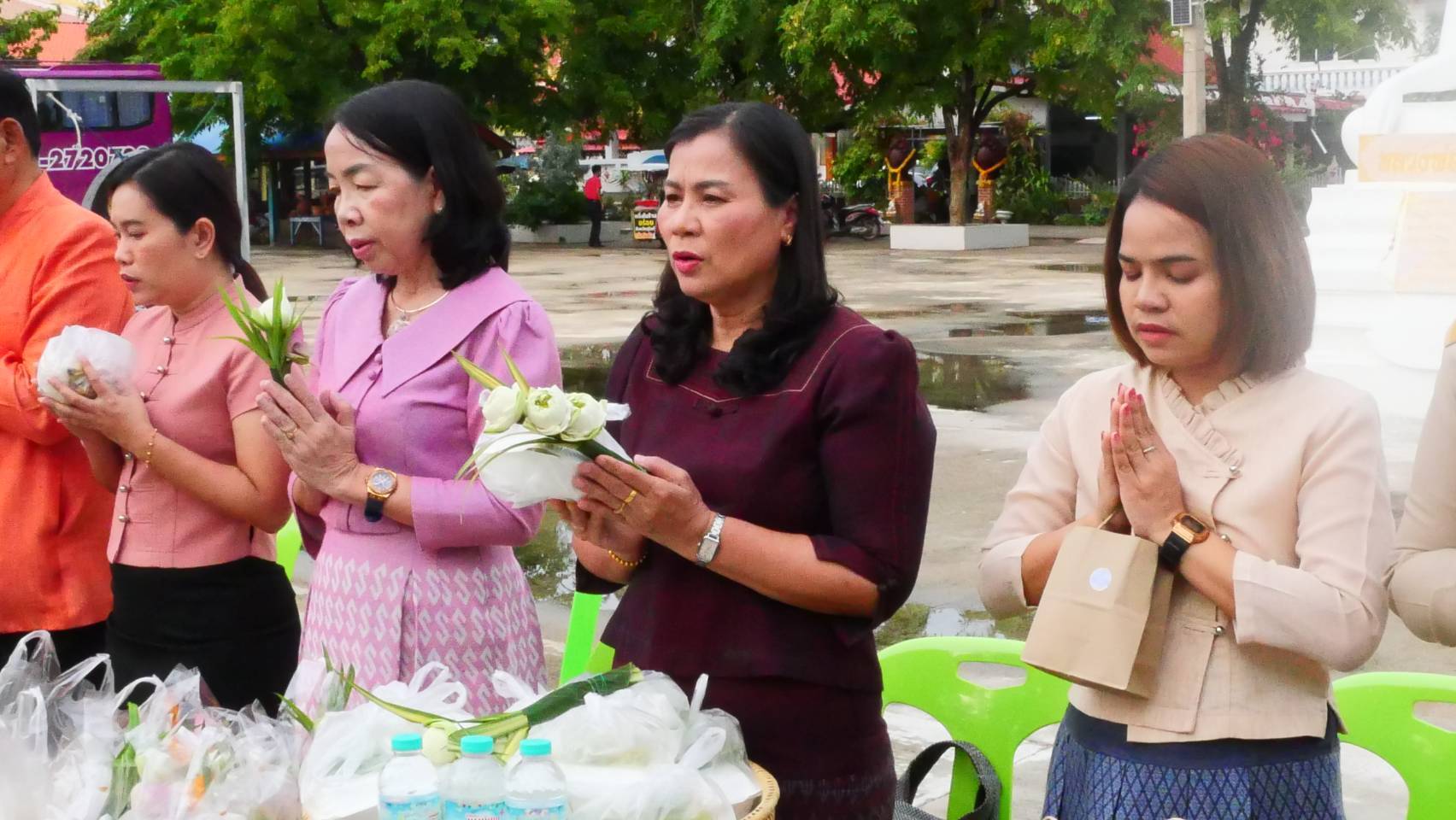 พัฒนาชุมชนสุโขทัยร่วมกิจกรรม “ใส่บาตร ใส่ใจ ใส่ผ้าไทย ไปออมบุญ”เพื่อเป็นสิริมงคลและสร้างขวัญกำลังใจในการทำงาน