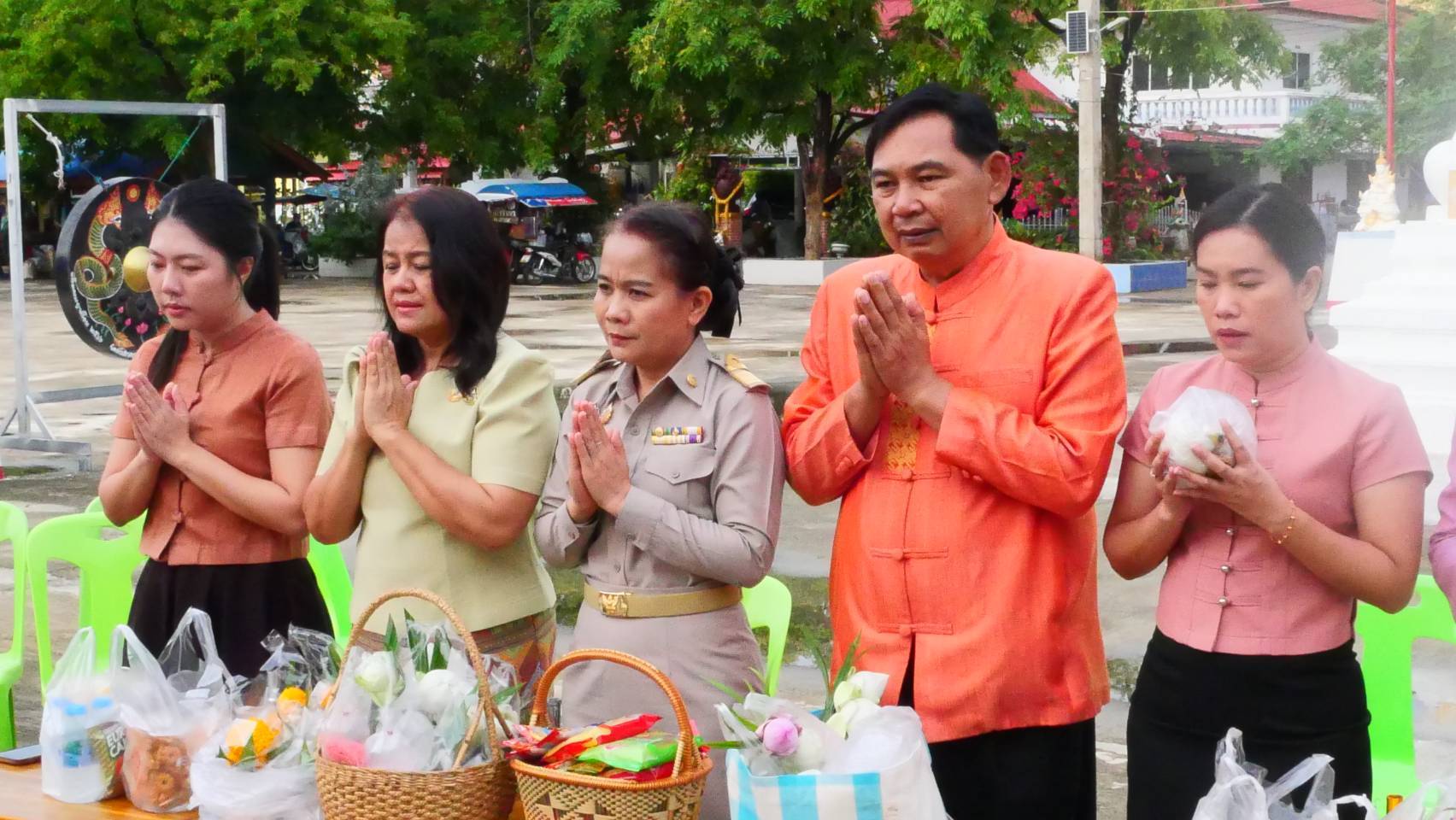 พัฒนาชุมชนสุโขทัยร่วมกิจกรรม “ใส่บาตร ใส่ใจ ใส่ผ้าไทย ไปออมบุญ”เพื่อเป็นสิริมงคลและสร้างขวัญกำลังใจในการทำงาน