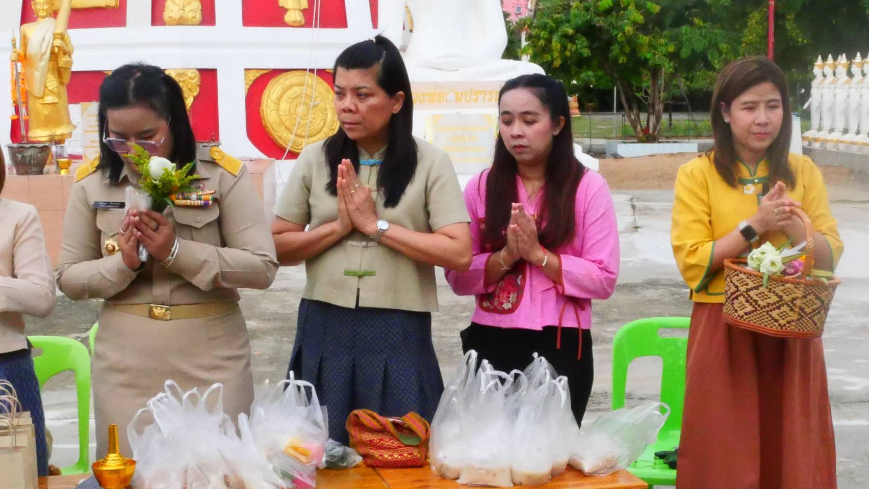 พัฒนาชุมชนสุโขทัยร่วมกิจกรรม “ใส่บาตร ใส่ใจ ใส่ผ้าไทย ไปออมบุญ”เพื่อเป็นสิริมงคลและสร้างขวัญกำลังใจในการทำงาน