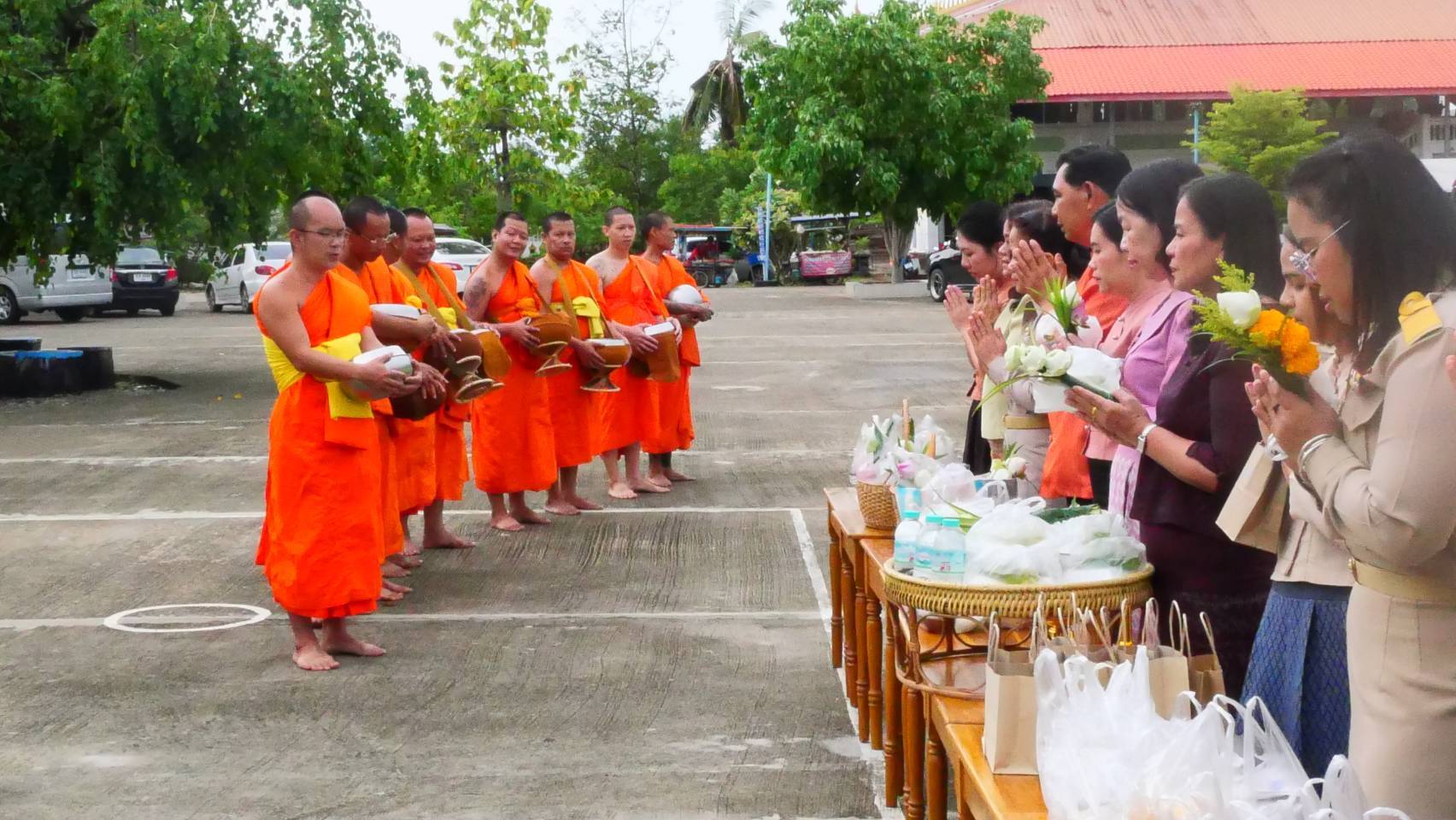 พัฒนาชุมชนสุโขทัยร่วมกิจกรรม “ใส่บาตร ใส่ใจ ใส่ผ้าไทย ไปออมบุญ”เพื่อเป็นสิริมงคลและสร้างขวัญกำลังใจในการทำงาน