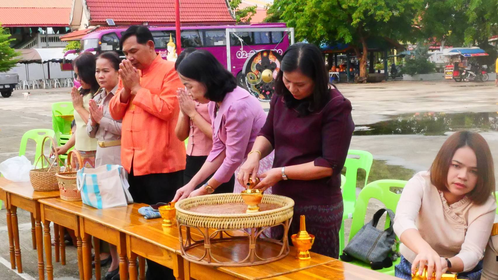 พัฒนาชุมชนสุโขทัยร่วมกิจกรรม “ใส่บาตร ใส่ใจ ใส่ผ้าไทย ไปออมบุญ”เพื่อเป็นสิริมงคลและสร้างขวัญกำลังใจในการทำงาน