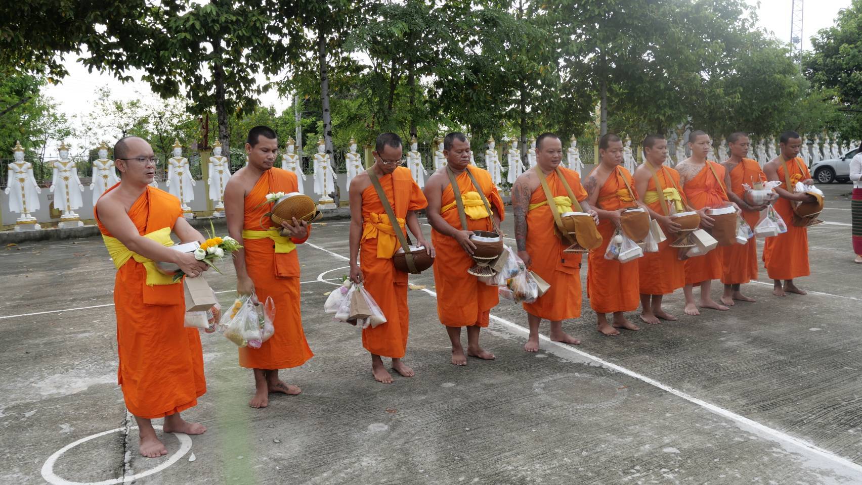 พัฒนาชุมชนสุโขทัยร่วมกิจกรรม “ใส่บาตร ใส่ใจ ใส่ผ้าไทย ไปออมบุญ”เพื่อเป็นสิริมงคลและสร้างขวัญกำลังใจในการทำงาน