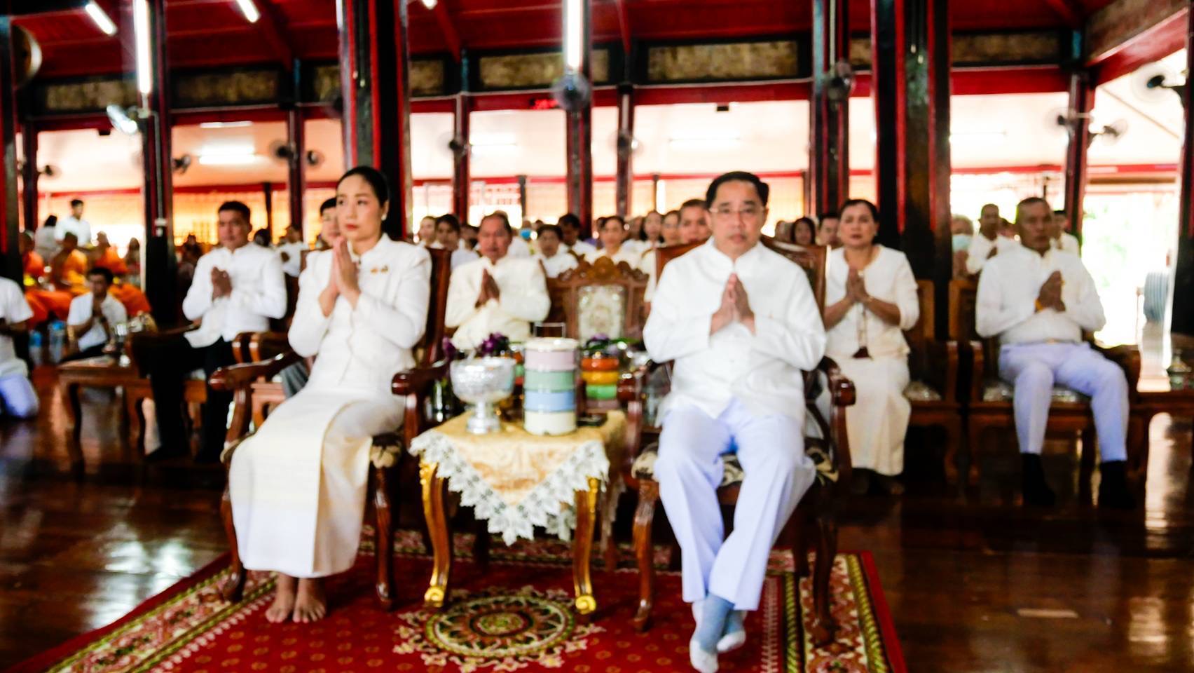 ผู้ว่าราชการจังหวัดสุโขทัยนำพุทธศาสนิกชนทำบุญตักบาตรเนื่องในวันวิสาขบูชา ประจำปี 2568