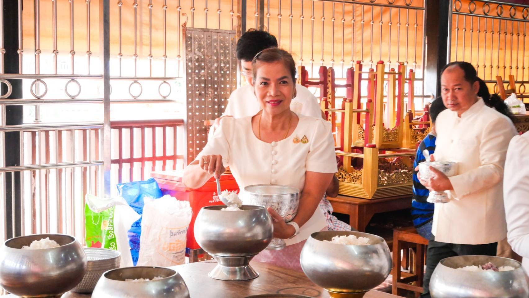 ผู้ว่าราชการจังหวัดสุโขทัยนำพุทธศาสนิกชนทำบุญตักบาตรเนื่องในวันวิสาขบูชา ประจำปี 2568