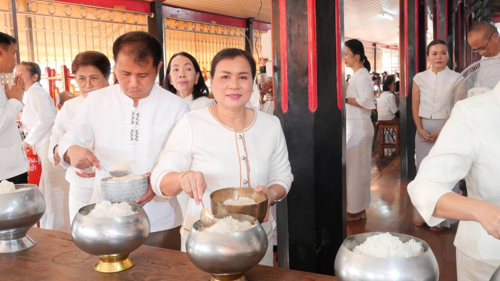 ผู้ว่าราชการจังหวัดสุโขทัยนำพุทธศาสนิกชนทำบุญตักบาตรเนื่องในวันวิสาขบูชา ประจำปี 2568