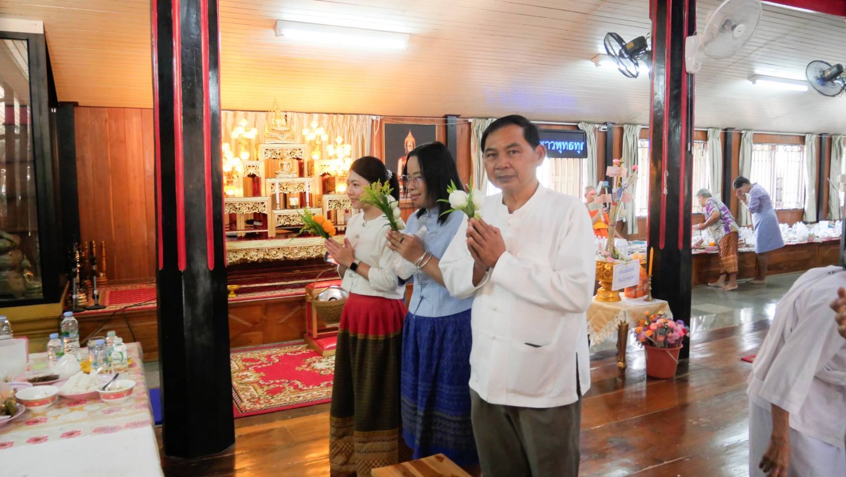 ผู้ว่าราชการจังหวัดสุโขทัยนำพุทธศาสนิกชนทำบุญตักบาตรเนื่องในวันวิสาขบูชา ประจำปี 2568