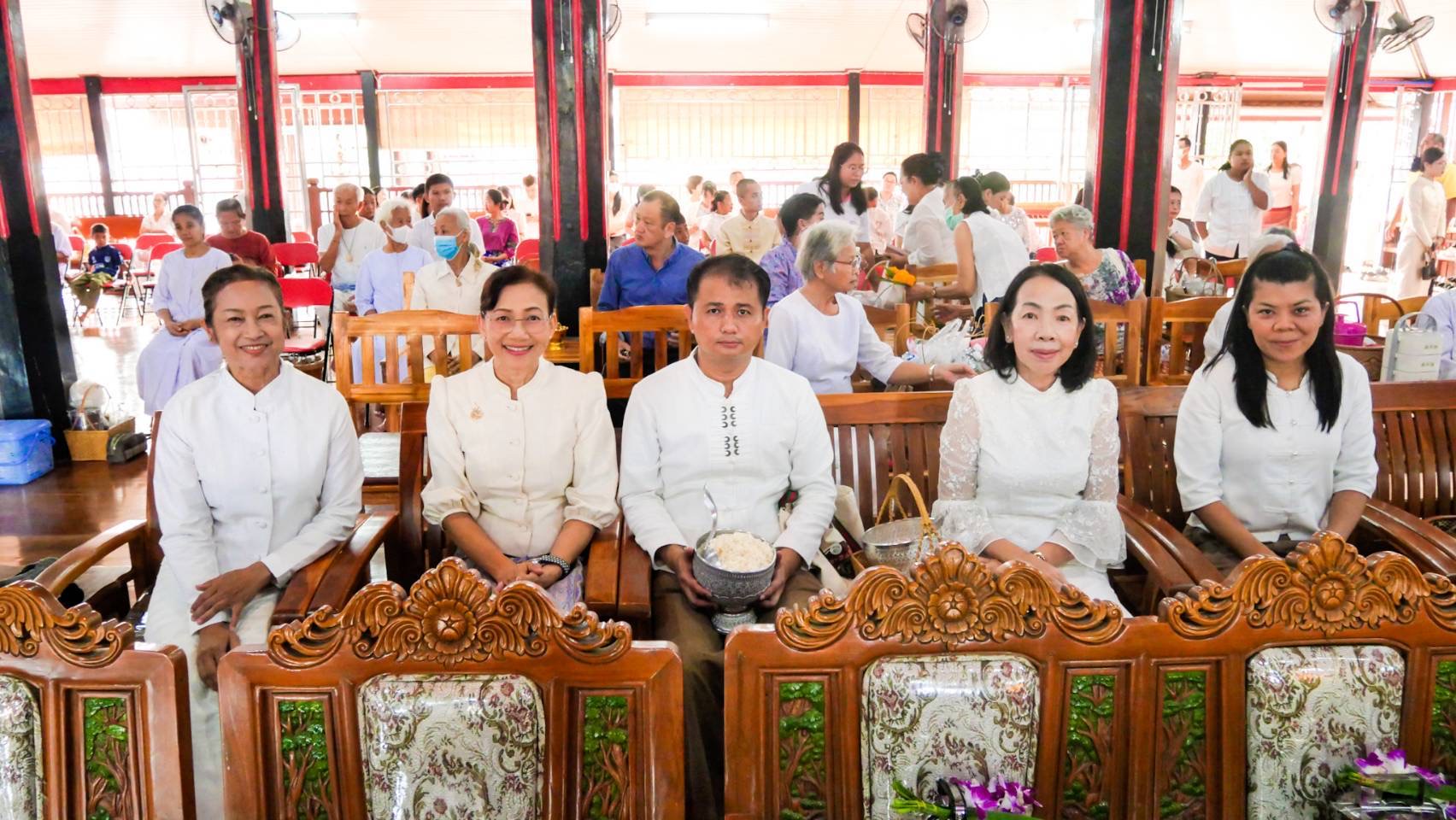 ผู้ว่าราชการจังหวัดสุโขทัยนำพุทธศาสนิกชนทำบุญตักบาตรเนื่องในวันวิสาขบูชา ประจำปี 2568