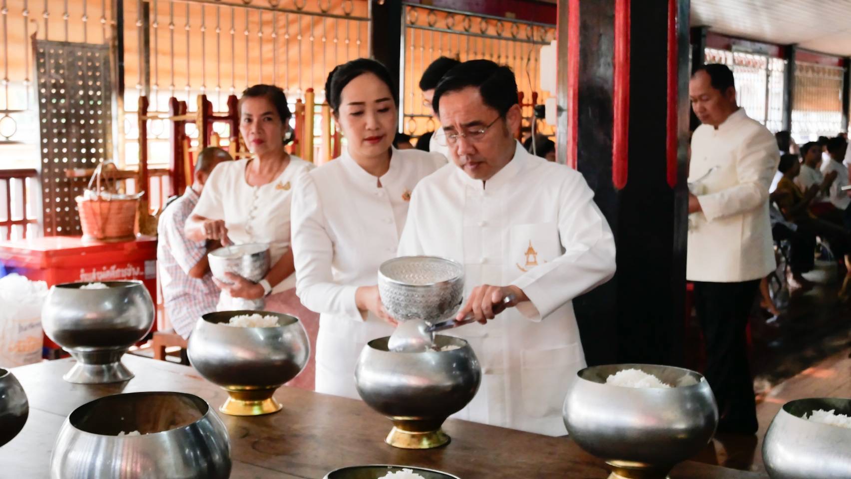 ผู้ว่าราชการจังหวัดสุโขทัยนำพุทธศาสนิกชนทำบุญตักบาตรเนื่องในวันวิสาขบูชา ประจำปี 2568