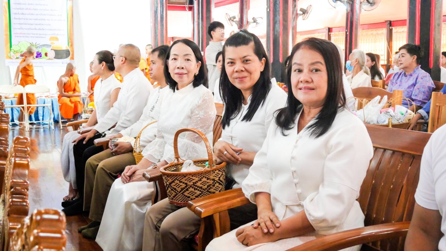 ผู้ว่าราชการจังหวัดสุโขทัยนำพุทธศาสนิกชนทำบุญตักบาตรเนื่องในวันวิสาขบูชา ประจำปี 2568