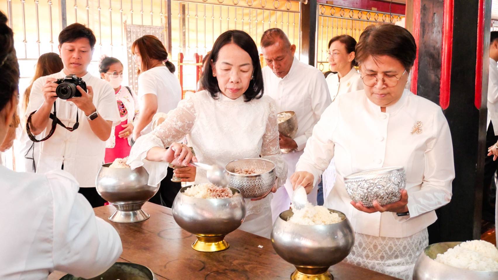 ผู้ว่าราชการจังหวัดสุโขทัยนำพุทธศาสนิกชนทำบุญตักบาตรเนื่องในวันวิสาขบูชา ประจำปี 2568