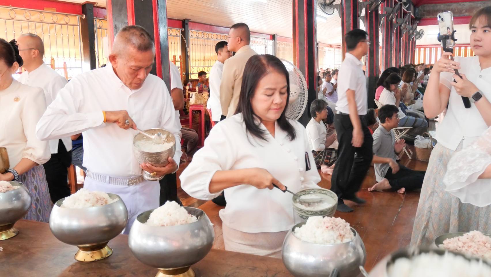 ผู้ว่าราชการจังหวัดสุโขทัยนำพุทธศาสนิกชนทำบุญตักบาตรเนื่องในวันวิสาขบูชา ประจำปี 2568