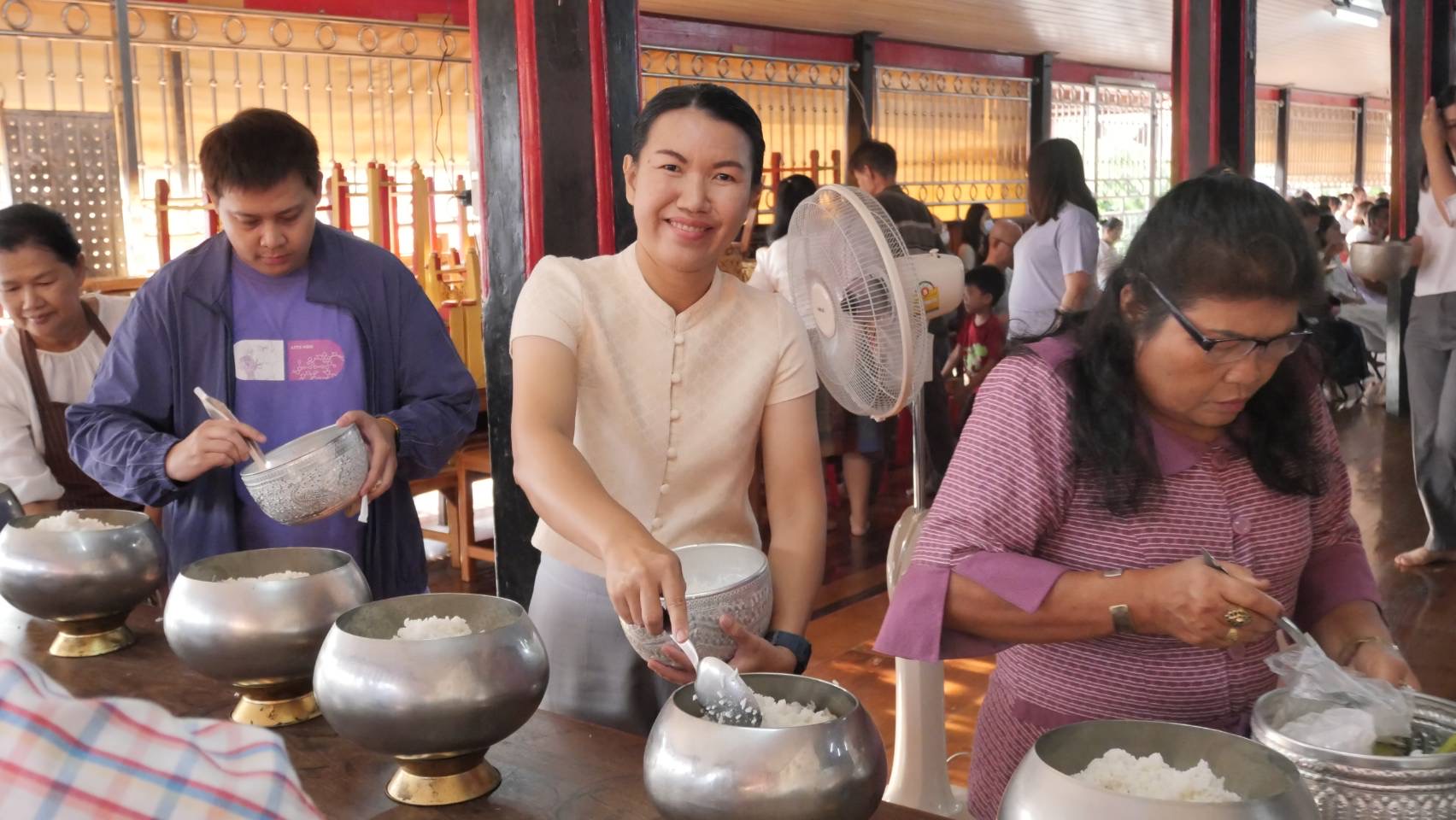 ผู้ว่าราชการจังหวัดสุโขทัยนำพุทธศาสนิกชนทำบุญตักบาตรเนื่องในวันวิสาขบูชา ประจำปี 2568